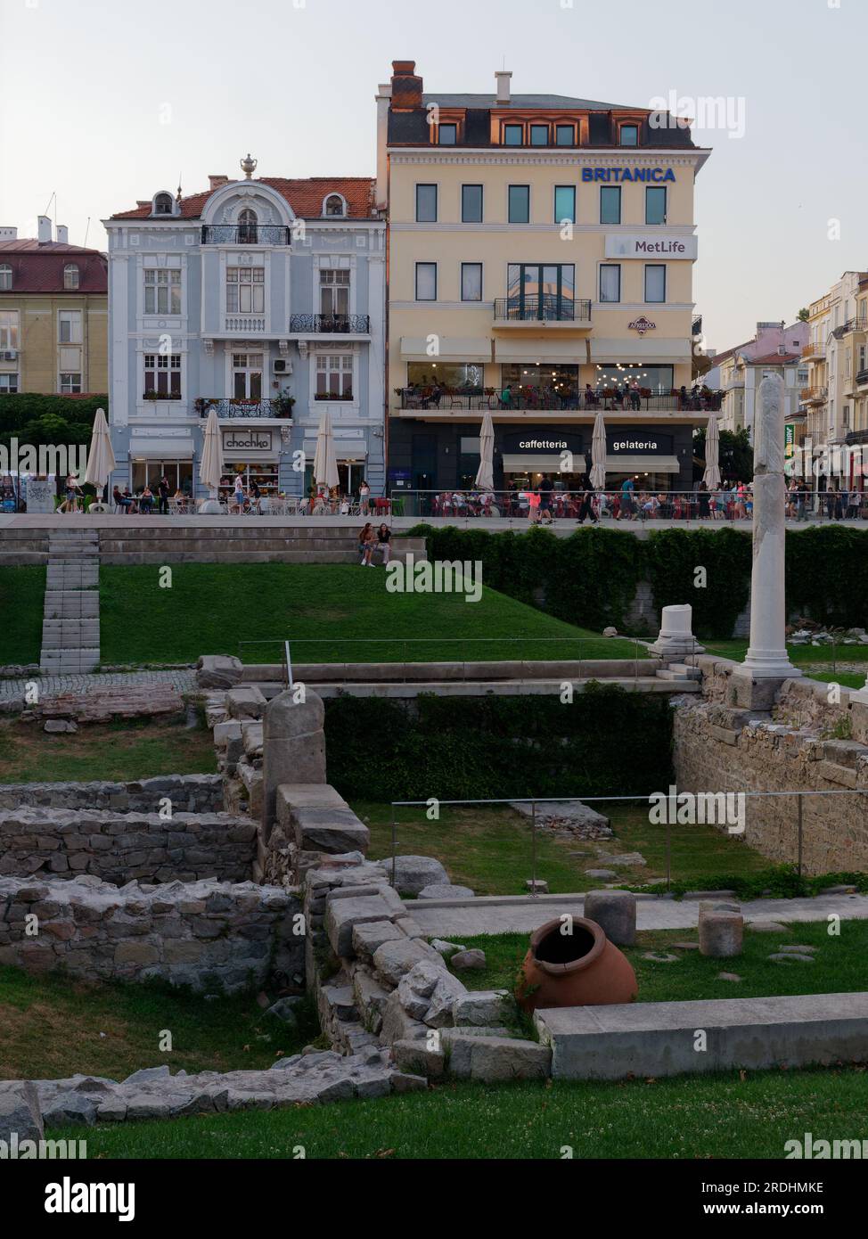 Plovdiv, Bulgarien, die älteste Stadt und die längste Fußgängerzone Europas. Römische Ruinen in der Hauptstraße, die auch ein teilweise ausgegrabenes Stadion hat. Stockfoto