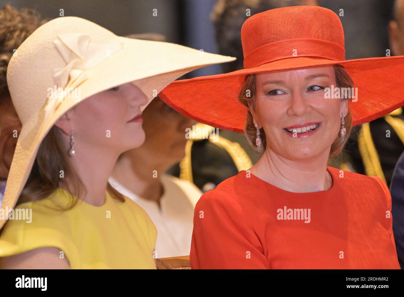 Brüssel, Belgien. 21. Juli 2023. Kronprinzessin Elisabeth und Königin Mathilde von Belgien, die während der Militär- und Zivilparade am belgischen Nationalfeiertag am Freitag, den 21. Juli 2023 in Brüssel zu sehen sind. Diese Parade ist eine Hommage an die Sicherheits- und Rettungsdienste unseres Landes, wie die Armee, die Polizei, die Feuerwehr oder den Katastrophenschutz. Außerdem wird König Philips zehnjährige Herrschaft gefeiert. BELGA FOTO LAURIE DIEFFEMBACQ Kredit: Belga News Agency/Alamy Live News Stockfoto