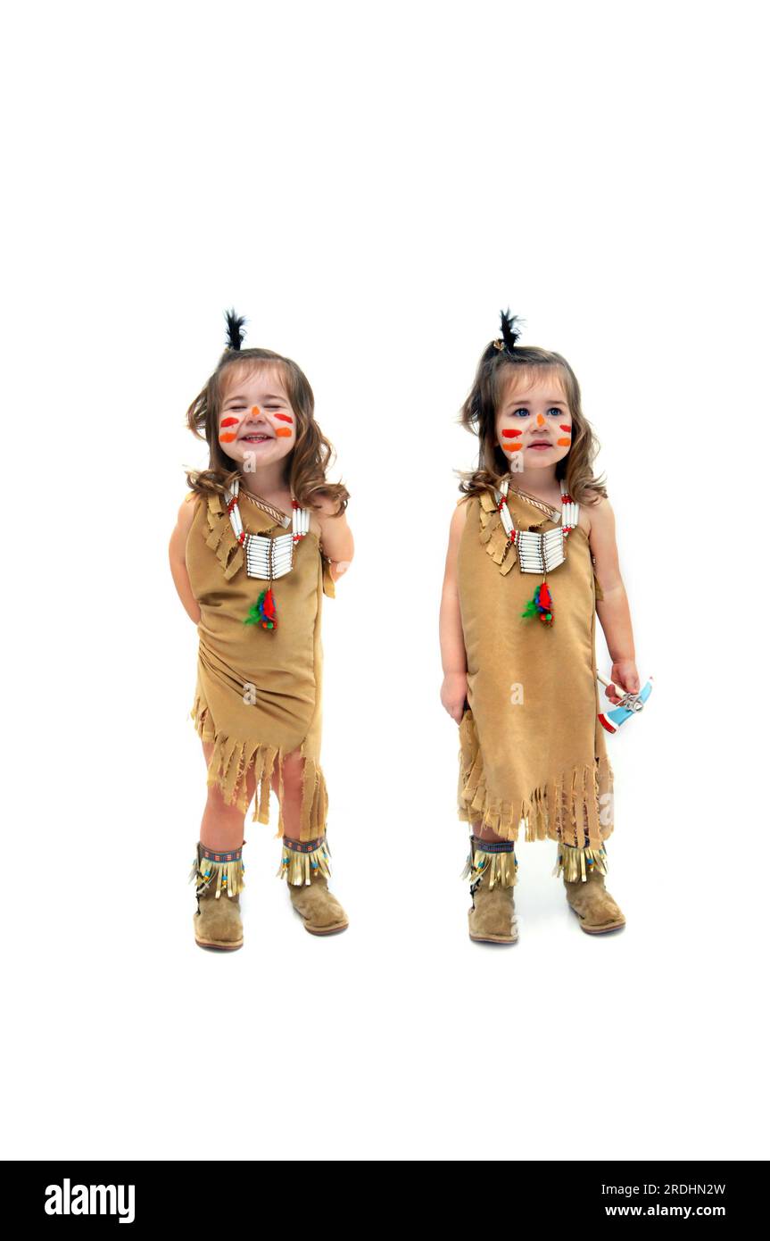 Lachend und ernst: Zwei Bilder eines kleinen Mädchens, gekleidet als indische Squaw, werden mit weißem Hintergrund aufgenommen. Stockfoto