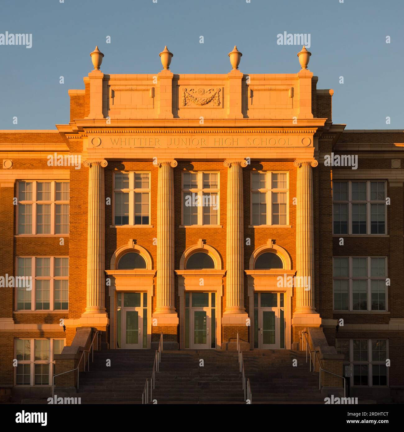 Das Gebäude der Whitier Junior High School bei Sonnenuntergang, jetzt Teil der University of Nebraska-Lincoln (UNL), Lincoln, Nebraska, USA. Stockfoto