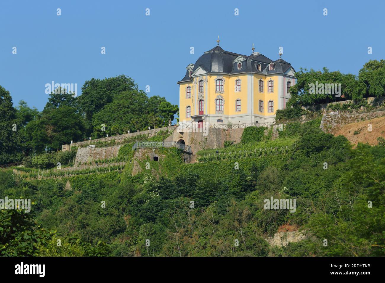 Blick auf die Rokoko-Burg auf dem Berg, Dornburger Burgen, Dornburg-Camburg, Thüringen, Deutschland Stockfoto