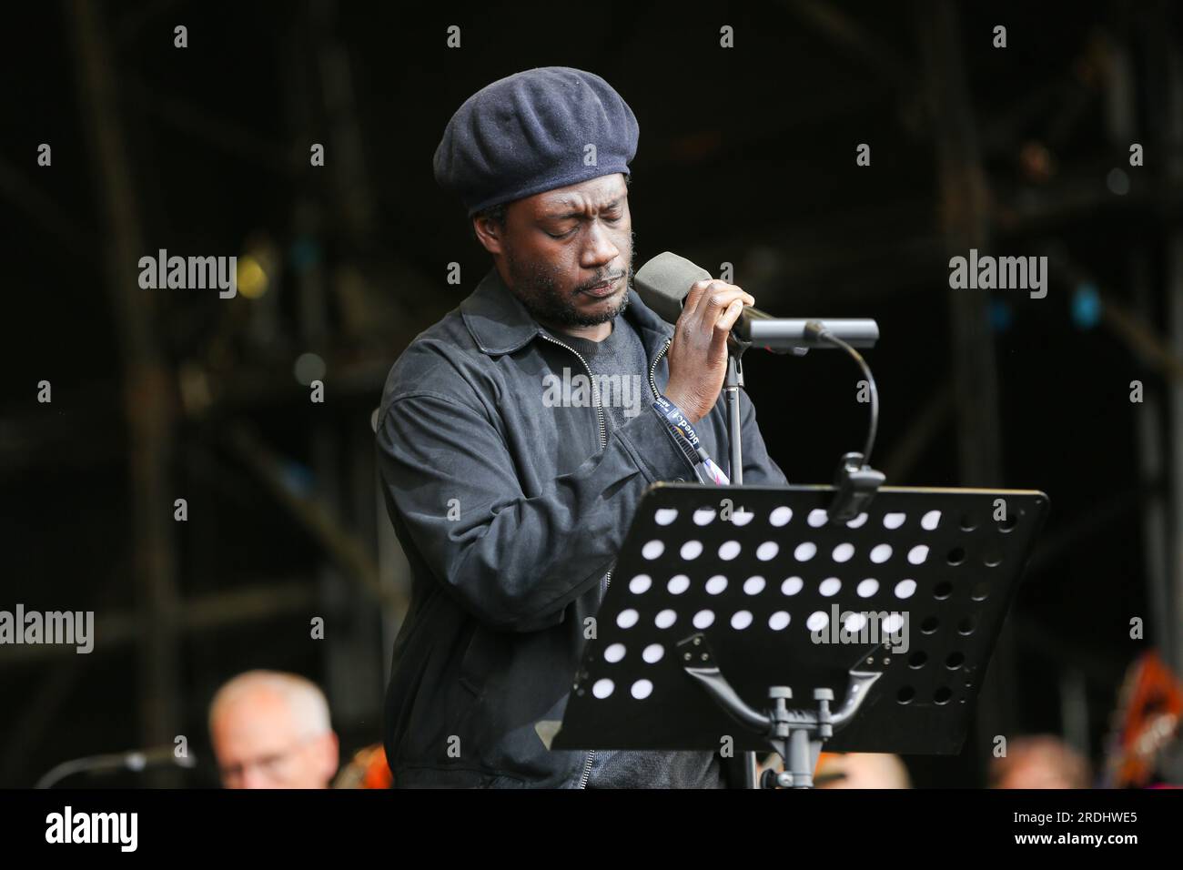 20. Juli 2023. Jodrell Bank, Cheshire, Großbritannien. Coby Sey tritt vor Max Richter und dem BBC Concert Orchestra auf, um das Bluedot Festival 2023 zu eröffnen. Robert Ames dirigierte. Stockfoto