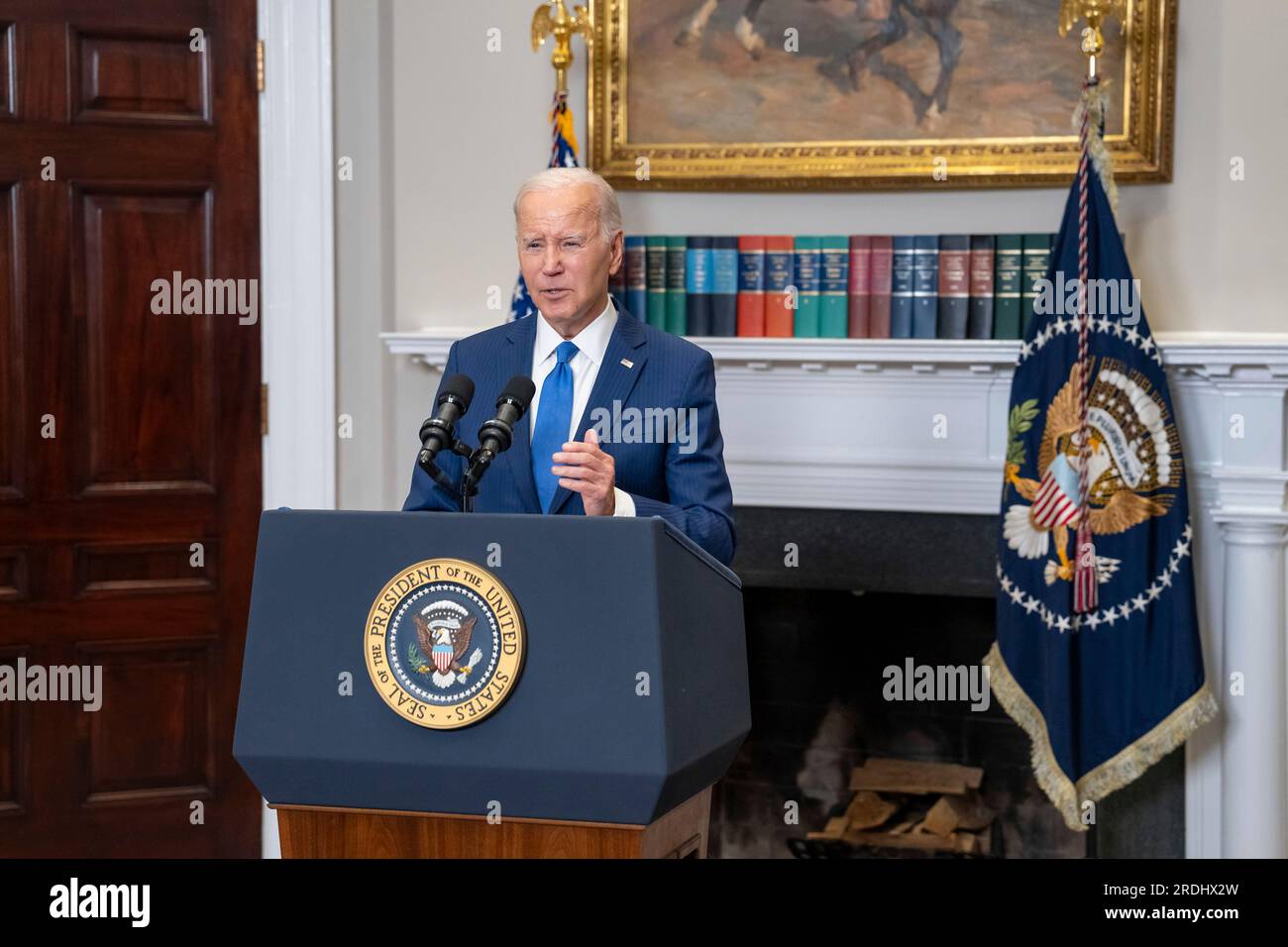 Washington, Vereinigte Staaten Von Amerika. 21. Juli 2023. Washington, Vereinigte Staaten von Amerika. 21. Juli 2023. US-Präsident Joe Biden gibt nach einem Treffen mit den sieben führenden Führungskräften des KI-Unternehmens im Roosevelt Room des Weißen Hauses am 21. Juli 2023 in Washington, DC, eine Stellungnahme zum raschen Aufkommen künstlicher Intelligenz ab. Credit: Adam Schultz/White House Photo/Alamy Live News Stockfoto