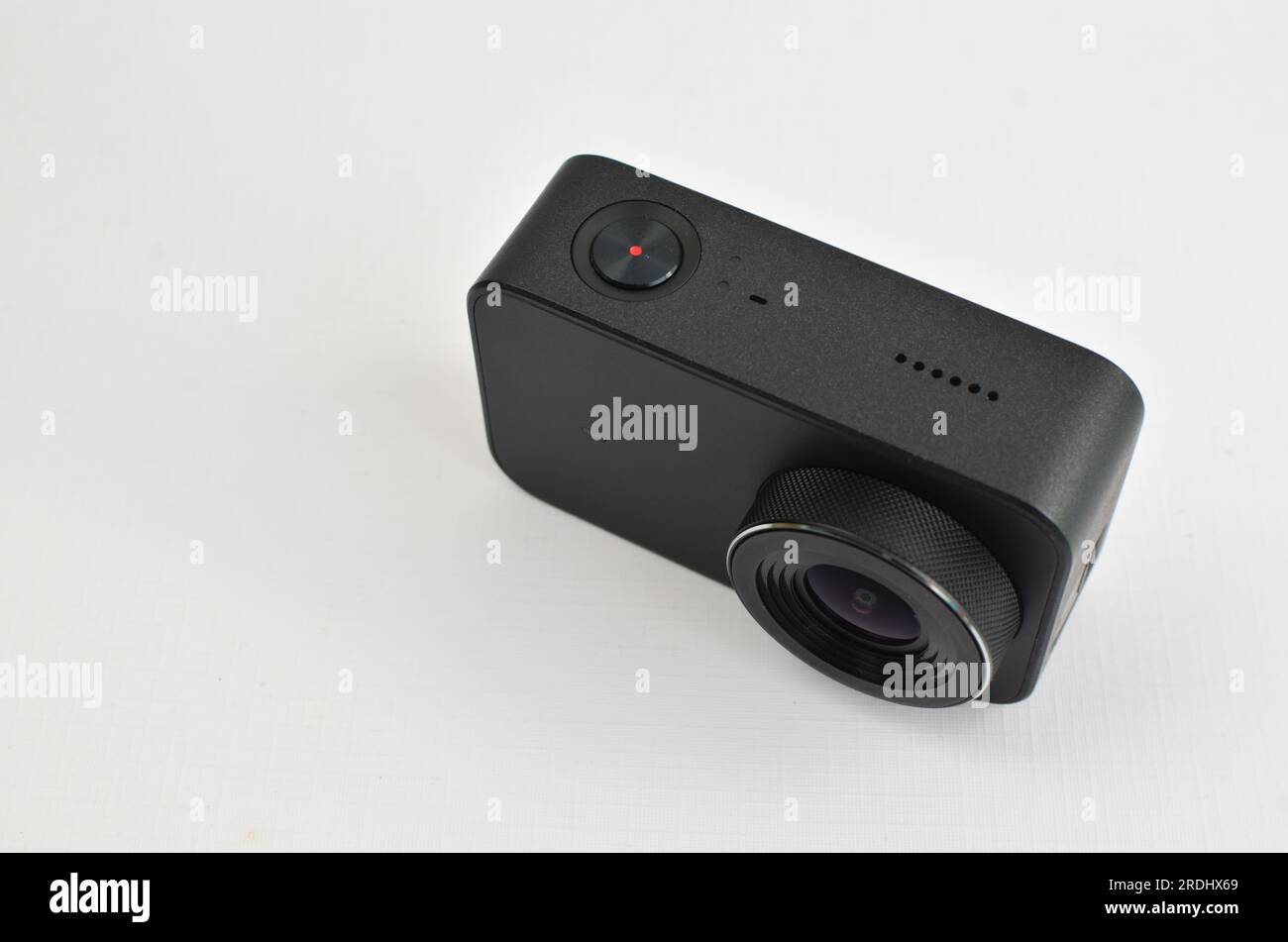 Eine schwarze 4K Action-Kamera, die jeden aufregenden Moment vom Tisch einfangen kann. Stockfoto