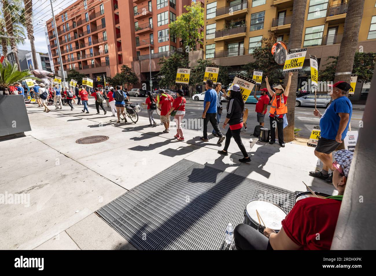 Hollywood, USA. 21. Juli 2023. Vereinigen Sie hier Local 11, LA Hotel und Hospitality-Mitarbeiter, und SAG-AFTRA/WGA, Film- und tv-Autoren und Schauspieler, veranstalten Rallys in Hollywood. Sie marschierten und veranstalteten danach eine Kundgebung in den Sunset Bronson Studios. 7/21/2023 Hollywood, CA., USA (Foto: Ted Soqui/SIPA USA) Kredit: SIPA USA/Alamy Live News Stockfoto