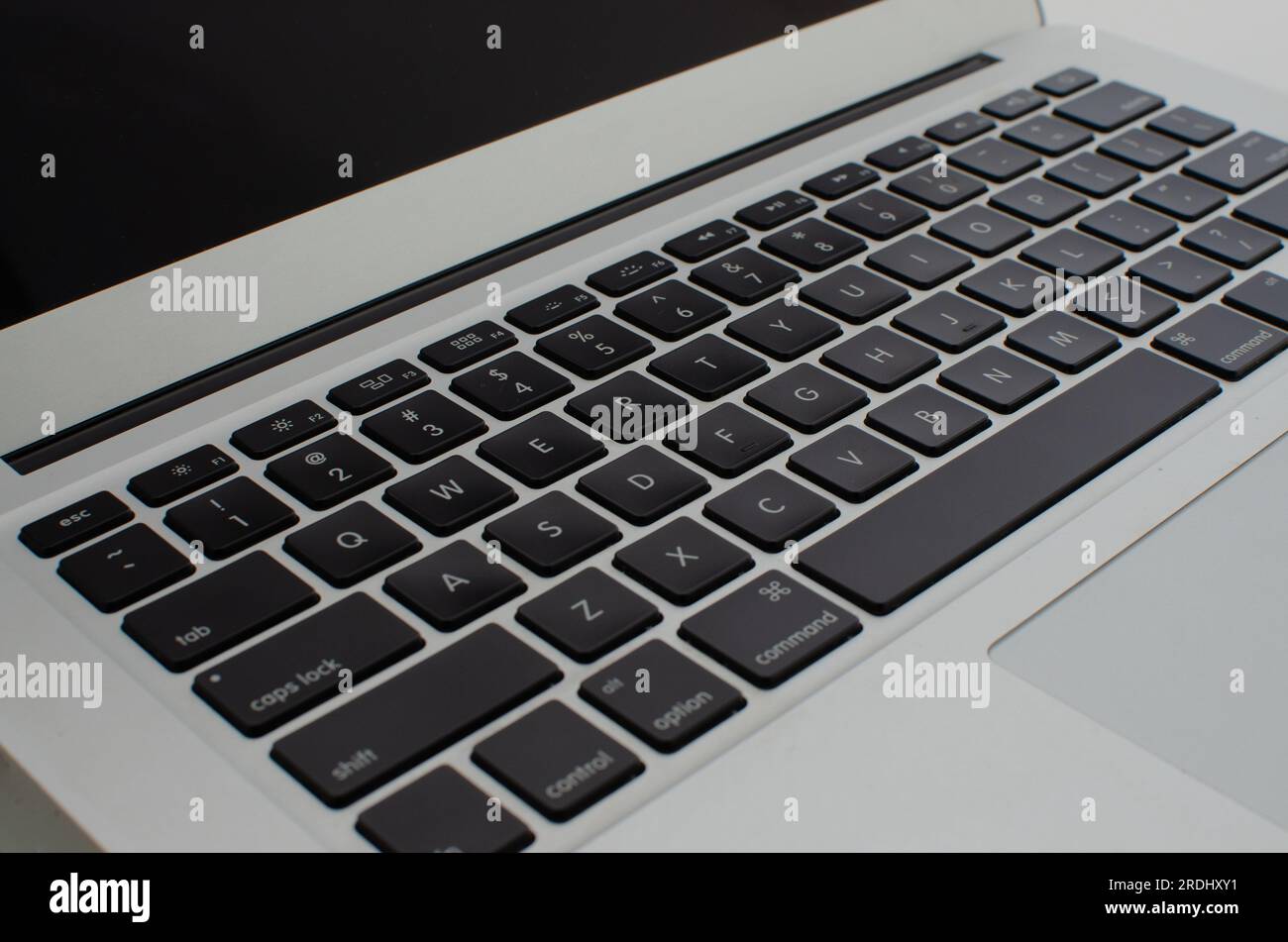 Detaillierter Zoom zeigt die Perfektion der Tasten und der Tastatur des Notebooks aus jedem Winkel. Stockfoto