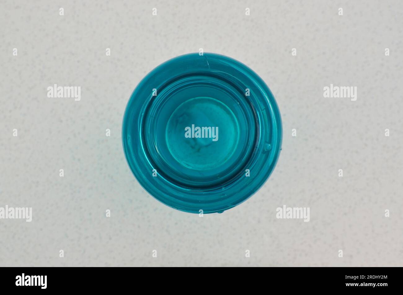 Nahaufnahme einer blauen Wasserflasche, Symbol für Gesundheit und Vitalität. Ausreichend Flüssigkeit bei körperlichen Aktivitäten. Stockfoto