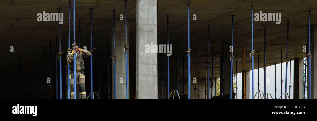 Unvollständige Bauarbeiten, Bauarbeiten, Wandbau, Baustelle, Fundamente aus Stahlbau Stockfoto