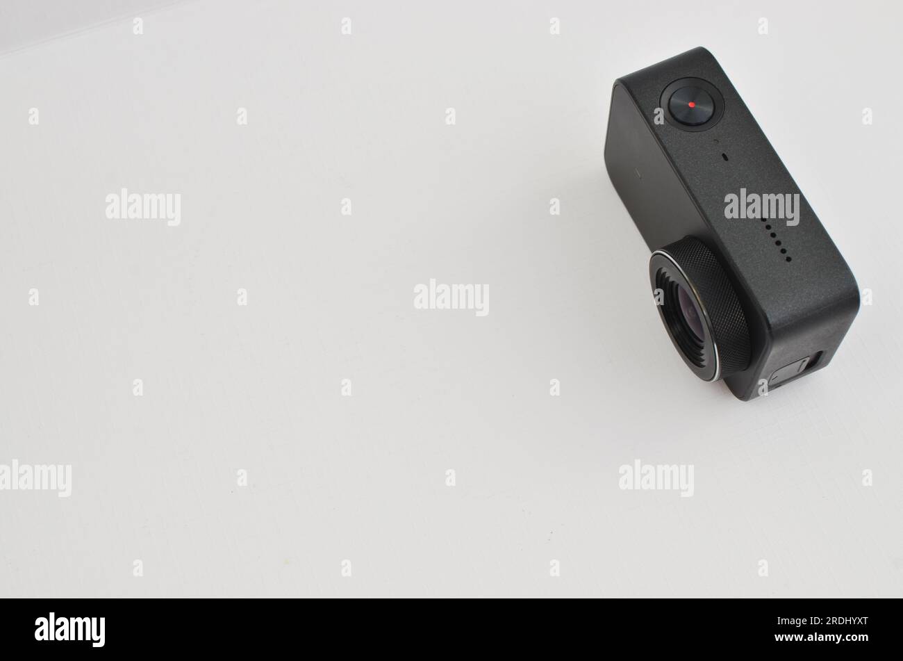 Entwirren Sie das Abenteuer mit dieser schwarzen 4K Action-Kamera, die die aufregendsten Momente in High Definition festhalten kann. Stockfoto