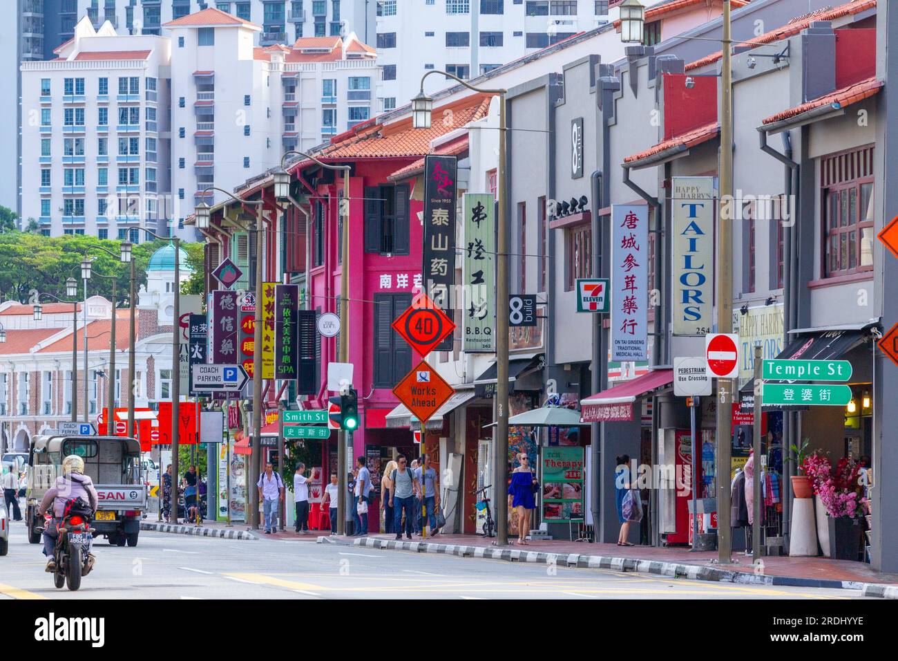 South Bridge Road, eine der Hauptstraßen, die durch das Chinatown-Viertel von Singapur führt. Stockfoto