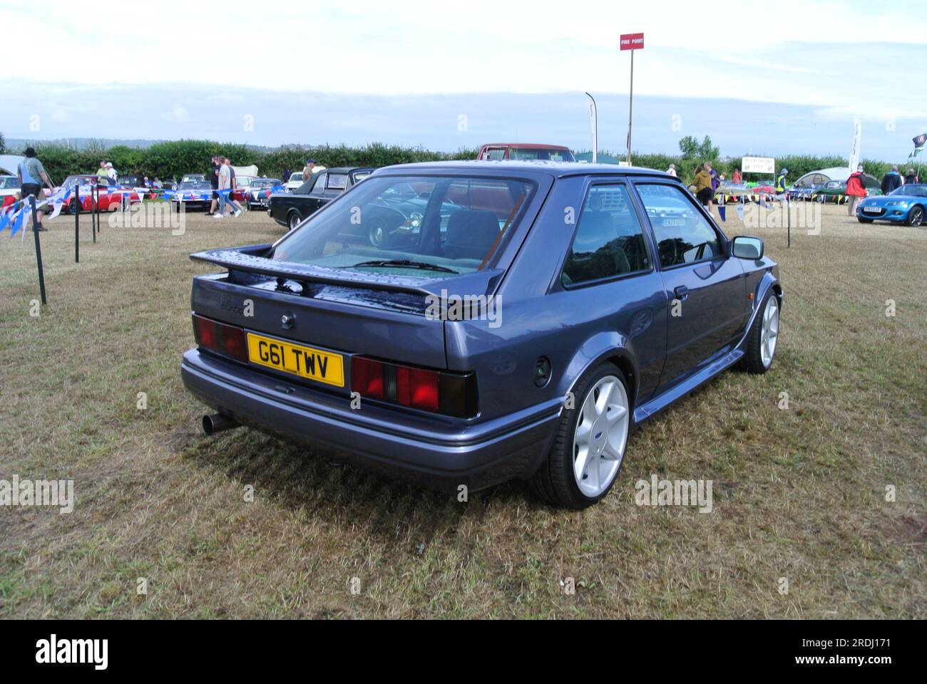 Ein Ford Escort RS Turbo aus dem Jahr 1990 wurde bei der 48. Historic Vehicle Gathering in Powderham, Devon, England, ausgestellt. Stockfoto