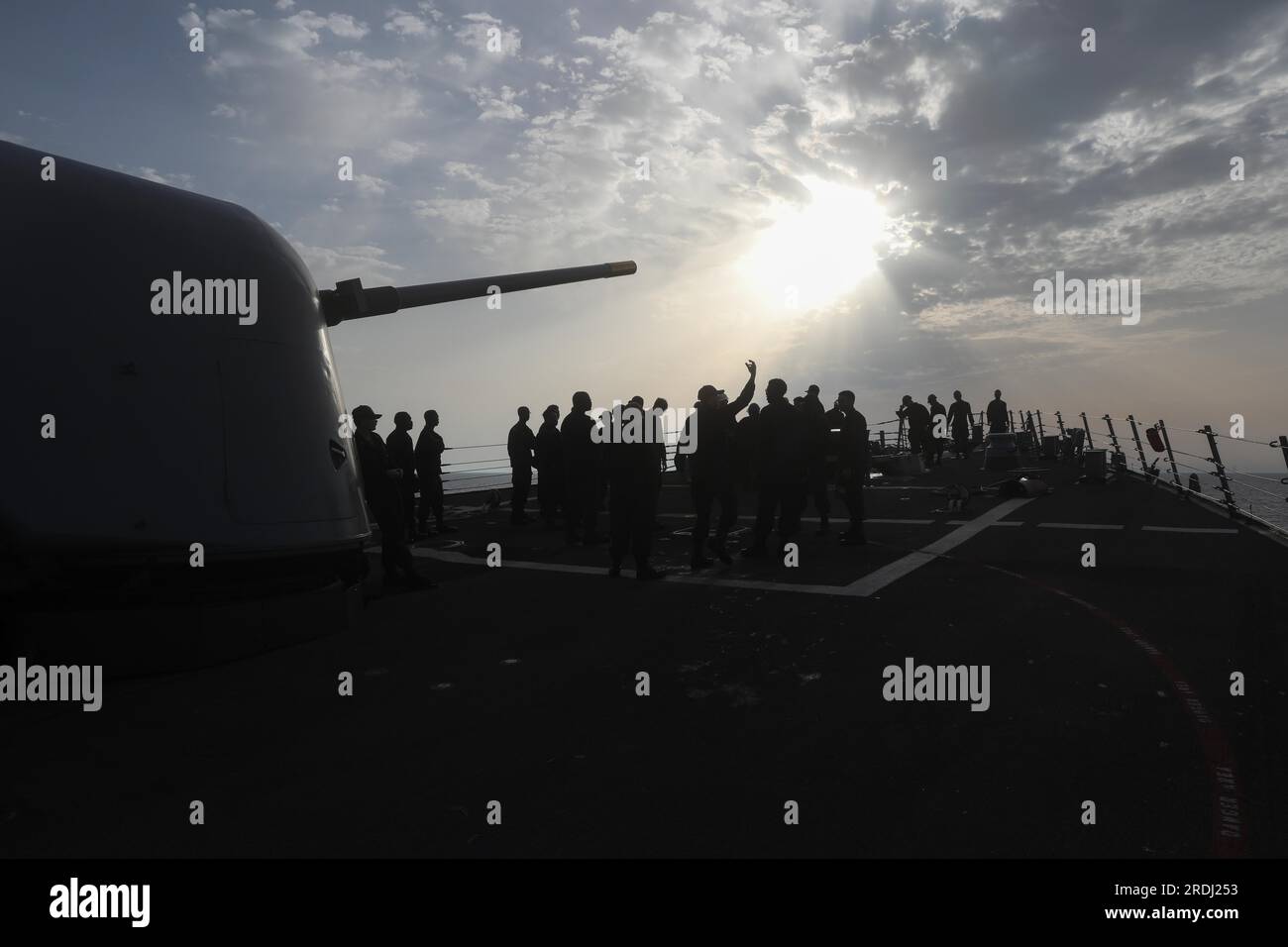 230720-N-NS135-1006, DURRES, Albanien (20. Juli 2023), Matrosen, zugeordnet zu Arleigh Burke-Klasse Guided-Missile Destroyer USS Ramage (DDG 61), bereit für See und Anker, 20. Juli 2023. Ramage ist Teil der Gerald R. Ford Carrier Strike Group und befindet sich in einem geplanten Einsatz in den USA Marinestreitkräfte Europa Einsatzgebiet, angestellt von den USA Sechste Flotte, die die Interessen der USA, Verbündeten und Partner verteidigt. (USA Marinebild von Mass Communication Specialist 3. Class Adriones Johnson) Stockfoto