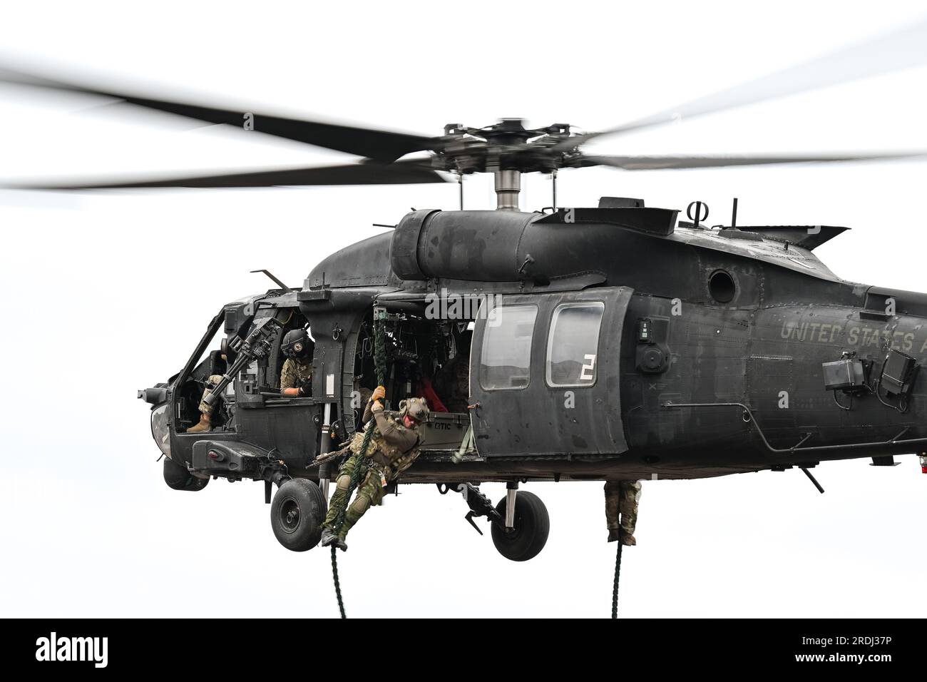 USA Soldaten, die der 7. Special Forces Group (Airborne) zugeteilt wurden, führen während der Übung Resolute Sentinel 23, Peru, am 13. Juli 2023 ein Schnellseiltraining mit einem Armee-MH-60 Black Hawk-Hubschrauber durch. Resolute Sentinel verbessert die Einsatzbereitschaft von Militär- und Behördenmitarbeitern in den USA und den Partnerländern durch gemeinsame Schulungen zur Interoperabilität im Verteidigungsbereich, technische Projekte und Wissensaustausch. (USA Air Force Photo von Master Sgt. Corban Lundborg) Stockfoto