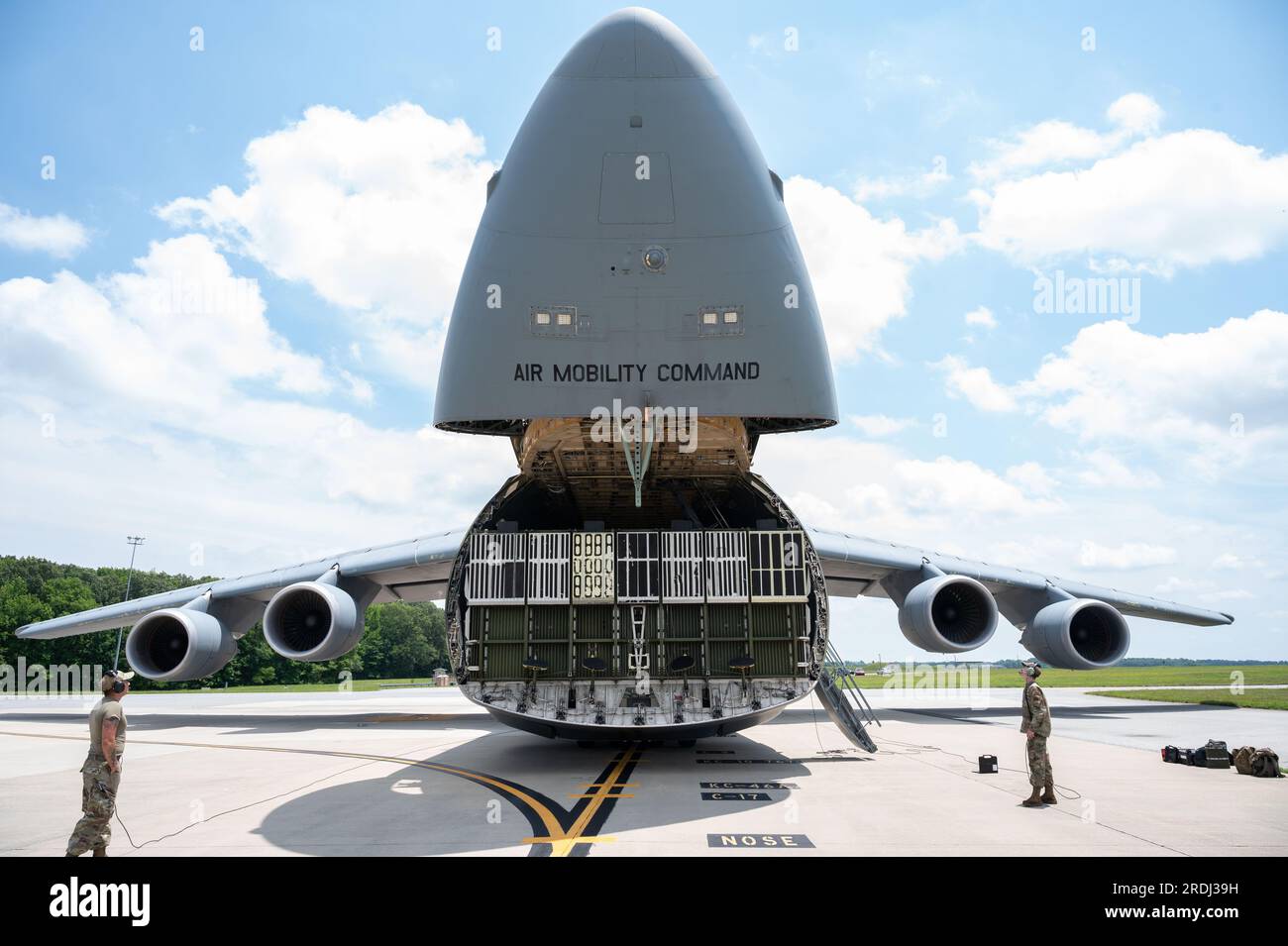 Team Dover Airmen öffnet das Visier einer C-5M Super Galaxy während einer ausländischen militärischen Vertriebsmission mit Rumänien am Luftwaffenstützpunkt Dover, Delaware, 27. Juni 2023. Die Partnerschaft zwischen den Vereinigten Staaten und Rumänien beruht auf einem gemeinsamen Bekenntnis zu demokratischen Werten, einschließlich Rechtsstaatlichkeit, offenen Märkten, Achtung und Förderung der Menschenrechte. (USA Air Force Foto von Airman 1. Class Amanda Jett) Stockfoto