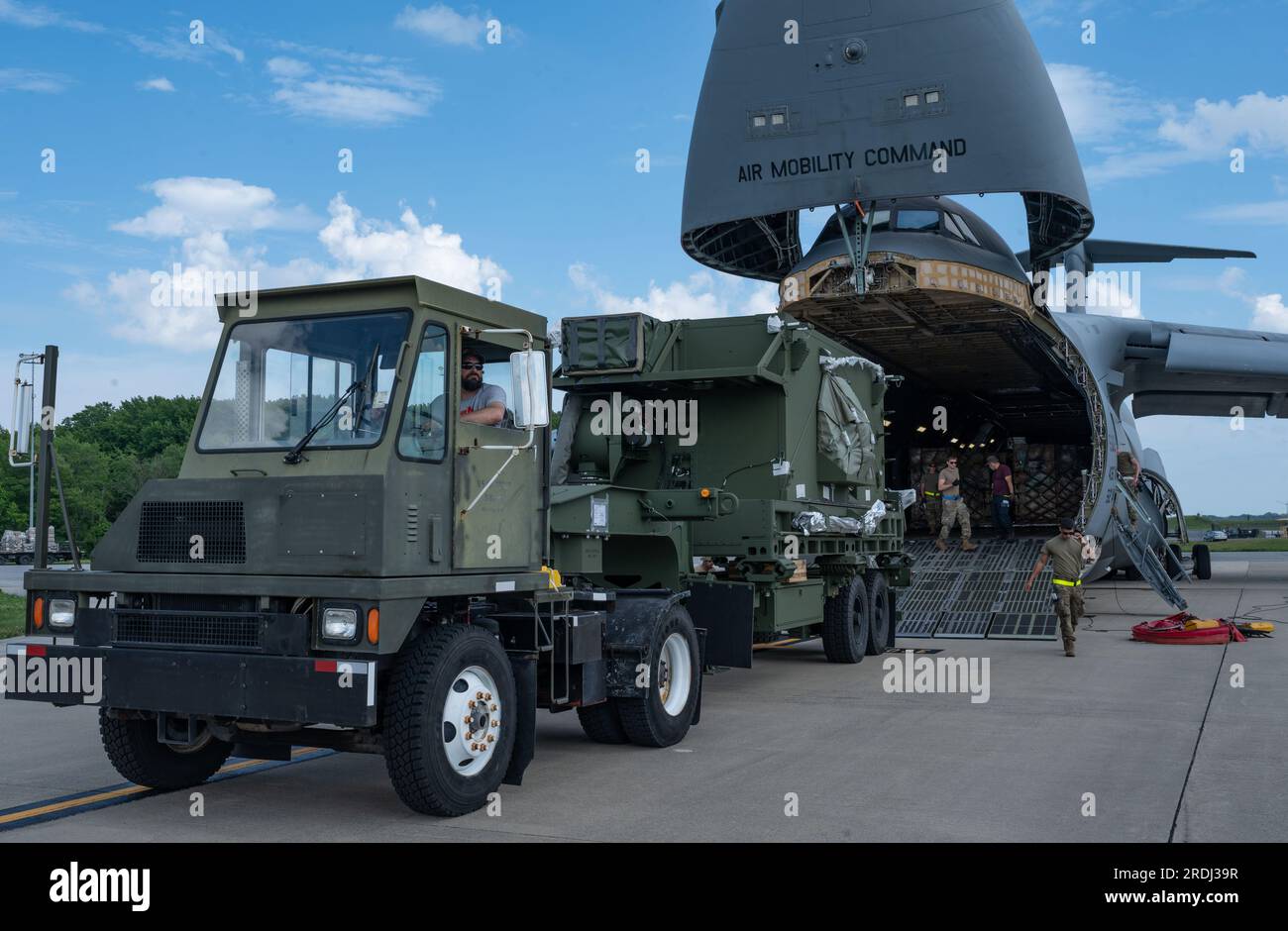 Team Dover Airmen lädt eine Kommunikationsrelaisgruppe auf eine C-5M Super Galaxy während einer ausländischen Militär-Vertriebsmission mit Rumänien auf dem Luftwaffenstützpunkt Dover, Delaware, 27. Juni 2023. Die Partnerschaft zwischen den Vereinigten Staaten und Rumänien beruht auf einem gemeinsamen Bekenntnis zu demokratischen Werten, einschließlich Rechtsstaatlichkeit, offenen Märkten, Achtung und Förderung der Menschenrechte. (USA Air Force Foto von Senior Airman Cydney Lee) Stockfoto
