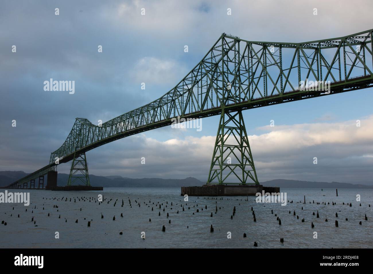 Die 1966 erbaute Astoria-Megler Bridge und die Mündung des Columbia River bei Sonnenuntergang, Astoria, Oregon, USA. Stockfoto