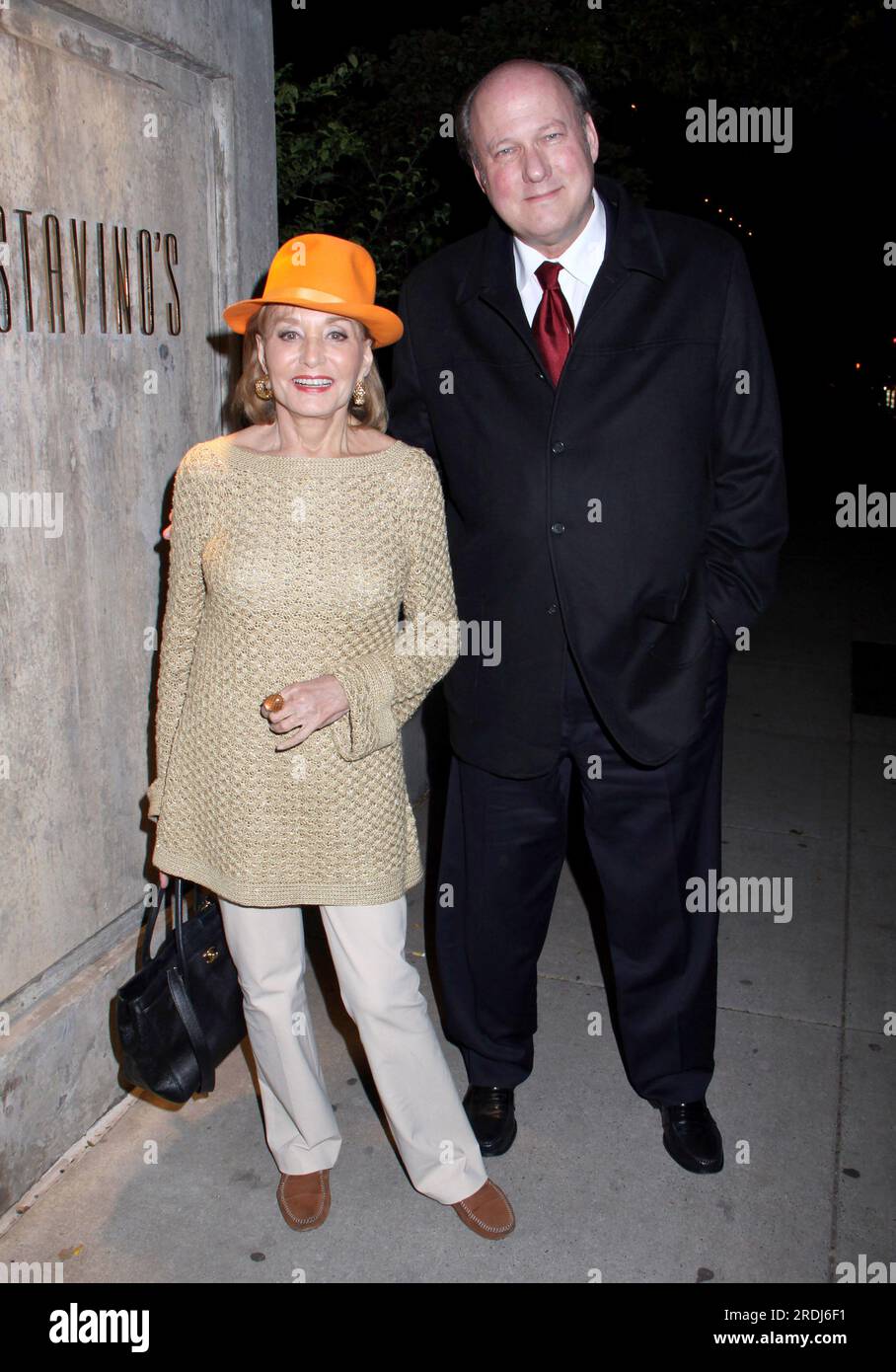 New York, USA. 21. Juli 2023. Bill Geddie, der Fernsehproduzent, der als Mitgestalter von „The View“ bekannt ist, starb am 20. Juli 2023 im kalifornischen Rancho Mirage im Alter von 68 Jahren an Herzinfarkt. Barbara Walters & Bill Geddie ABC Casino Night. Am 22. Oktober 2009 in Guastavinos. Steven Bergman/AFF-USA.COM Kredit: AFF/Alamy Live News Stockfoto