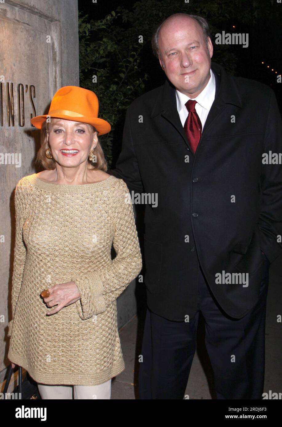 New York, USA. 21. Juli 2023. Bill Geddie, der Fernsehproduzent, der als Mitgestalter von „The View“ bekannt ist, starb am 20. Juli 2023 im kalifornischen Rancho Mirage im Alter von 68 Jahren an Herzinfarkt. Barbara Walters & Bill Geddie ABC Casino Night. Am 22. Oktober 2009 in Guastavinos. Steven Bergman/AFF-USA.COM Kredit: AFF/Alamy Live News Stockfoto