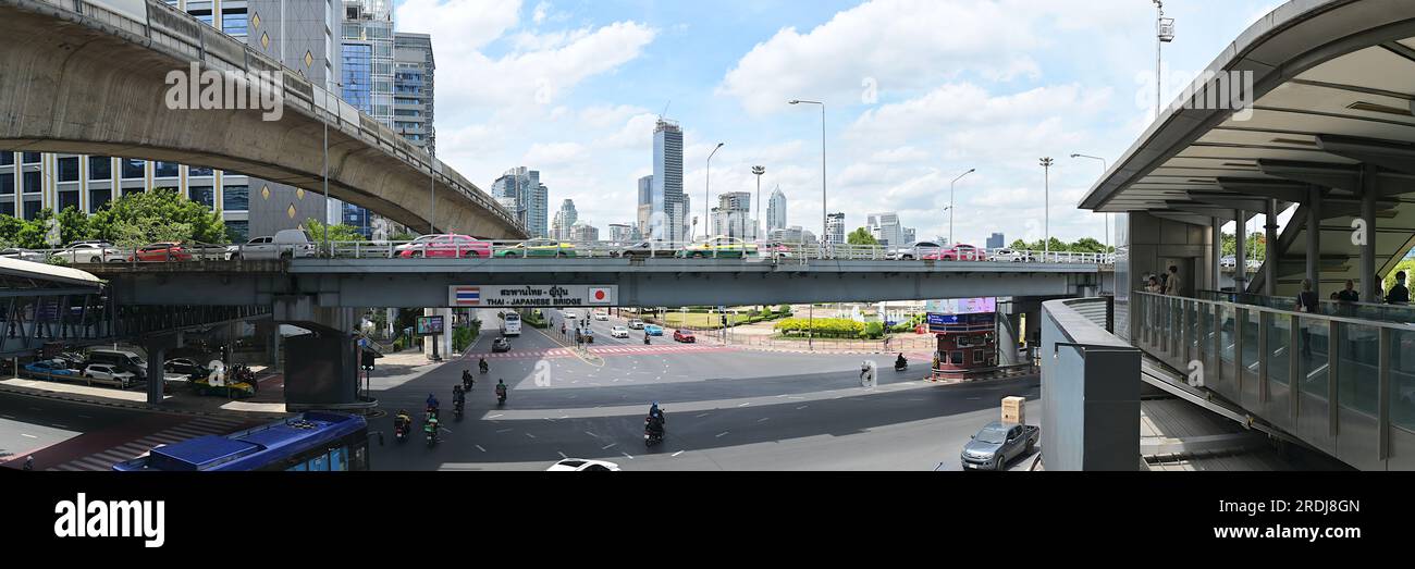 Die 1992 erbaute thailändische Japan-Brücke führt über die Kreuzung Sala Daeng, die sich in einem der geschäftigsten Geschäftszentren Bangkoks befindet Stockfoto