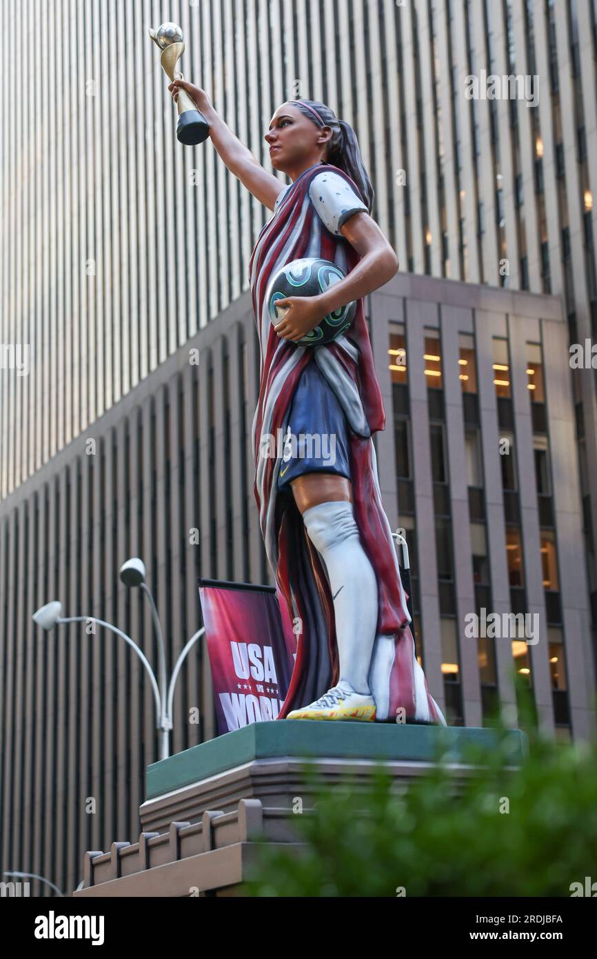 Eine Statue des USWNT-Spielers Alex Morgan steht am Fox Square am 21. Juli 2023 in New York City. Während die FIFA Women's World Cup 2023 beginnt, wurde auf dem Fox Square eine 825 kg schwere Statue der Fußballlegende Morgan in US-Uniform mit einer Weltmeisterschaftstrophäe errichtet, während sie ihre Runden auf einer nationalen Tour macht. Die Statue aus verstärktem und hartbeschichtetem Schaum und 3D-bedrucktem Harz für Kopf und Trophäe wurde zu Ehren von Morgan und ihrem Einfluss auf die USWNT von Fox Sports errichtet und um die Berichterstattung des Senders über den World Cup Credit: Brazil Photo Press/Alamy Live News zu fördern Stockfoto