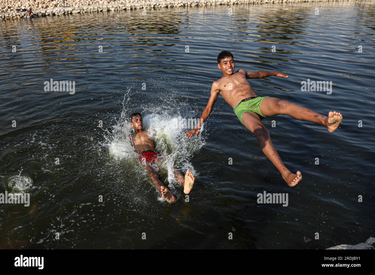 Gizeh, Ägypten. 21. Juli 2023. Jungs tauchen am 21. Juli 2023 in einen Kanal ein, um sich während einer Hitzewelle in Gizeh, Ägypten, abzukühlen. Kredit: Ahmed Gomaa/Xinhua/Alamy Live News Stockfoto