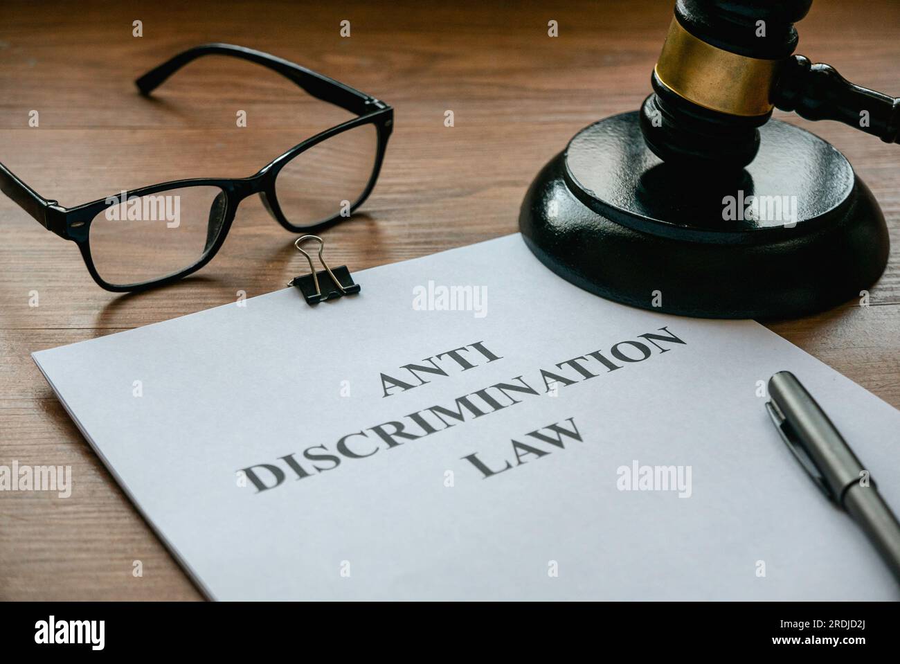 Antidiskriminierungsgesetz. Gleichheits- und Menschenrechtsbegriff. Gerichtsszene Urteilsverteidiger. Dokument und Hammer auf Holztisch. Stockfoto
