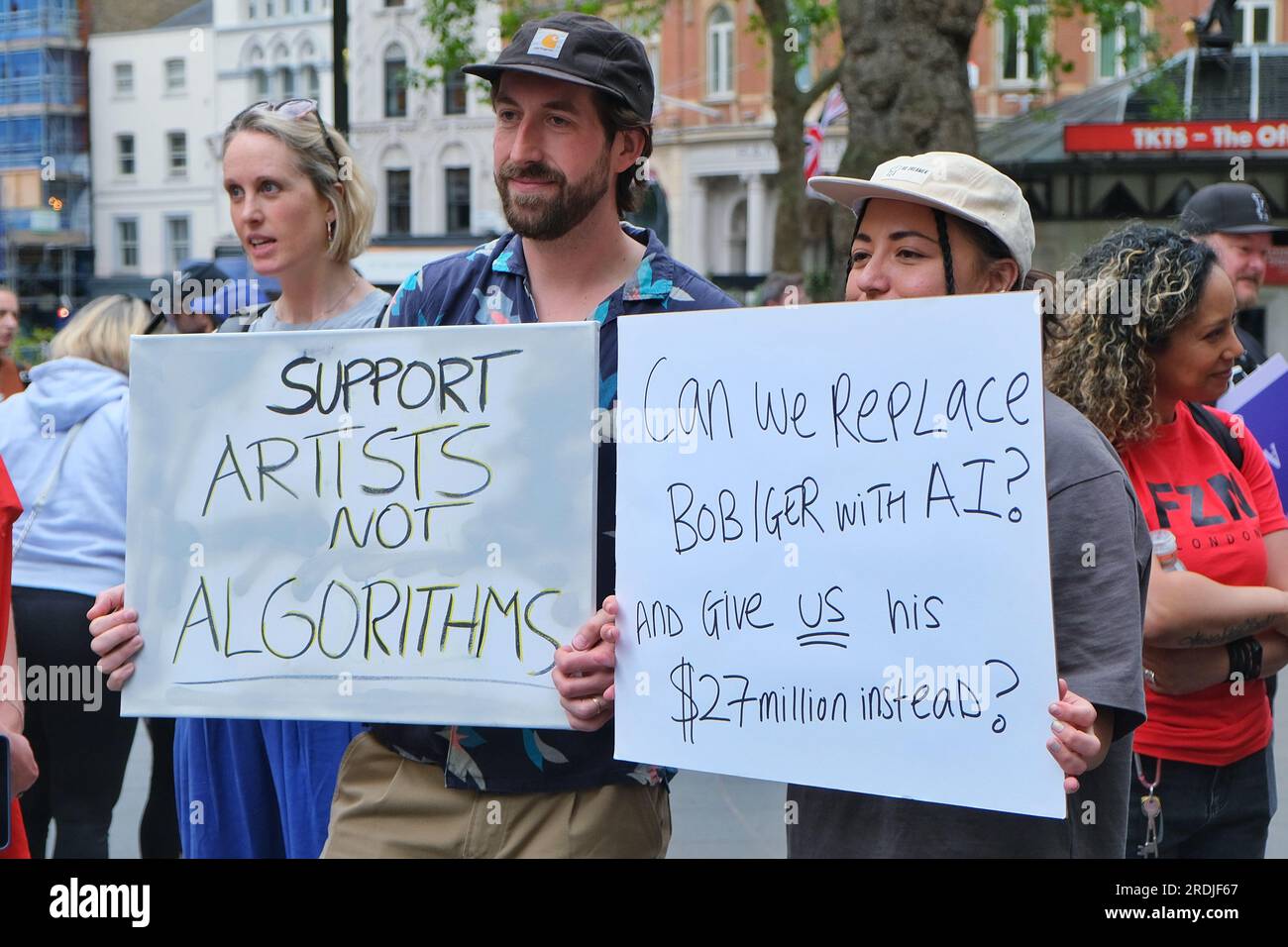 London, Großbritannien. 21. Juli 2023. An einer von Acting Union Equity organisierten Kundgebung nahmen Hunderte von Mitgliedern und A-List-Stars Teil, die sich mit eindrucksvollen Sag-Aftra-Kollegen solidarisch äußerten, die letzte Woche wegen des Gehalts und des Einsatzes künstlicher Intelligenz in der Branche abgehauen sind. Kredit: Elfte Stunde Fotografie/Alamy Live News Stockfoto