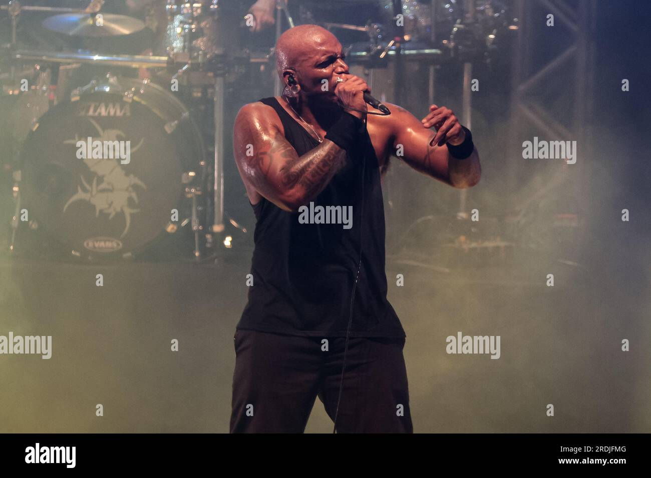 Curitiba, Brasilien. 22. Juli 2023. PR - CURITIBA - 07/21/2023 - CURITIBA, SEPULTURA SHOW - Derrick Green Leadsänger der Band Sepultura, während einer Aufführung in der Opera de Arame in Curitiba, diesen Freitag (21 Uhr). Die Band führt eine Tour durch das Album Quadra durch. Foto: Robson Mafra/AGIF/Sipa USA Guthaben: SIPA USA/Alamy Live News Stockfoto