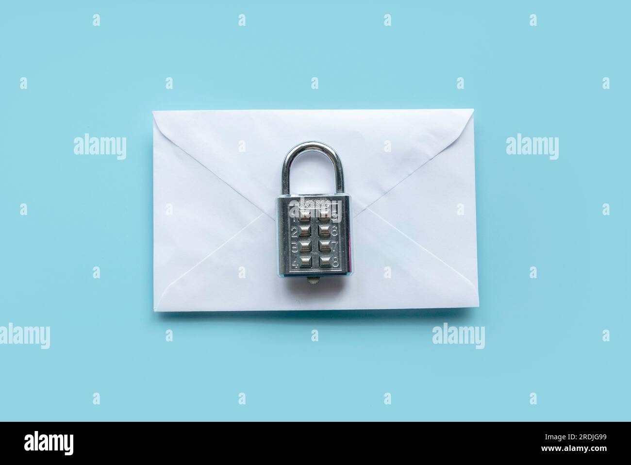 Konzept von E-Mail-Sicherheit, sicherer Kommunikation, geheim und vertraulich. Vorhängeschloss über weißer Umrandung auf blauem Hintergrund. Stockfoto