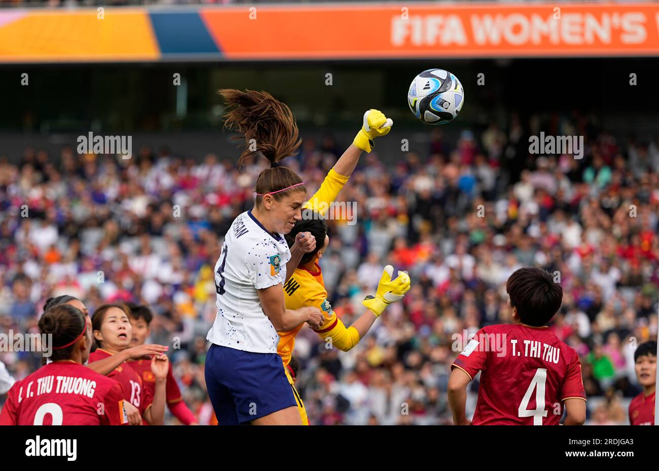 Eden Park, Auckland, Neuseeland. 22. Juli 2023. Alex Morgan (USA) und Thi Kim Thanh Tran (Vietnam) kämpfen im Eden Park, Auckland, Neuseeland, um den Ball bei einem 2023-Spiel der Gruppe E – FIFA Women's World Cup Australien und Neuseeland, USA gegen Vietnam. Kim Price/CSM (Kreditbild: © Kim Price/Cal Sport Media). Kredit: csm/Alamy Live News Stockfoto