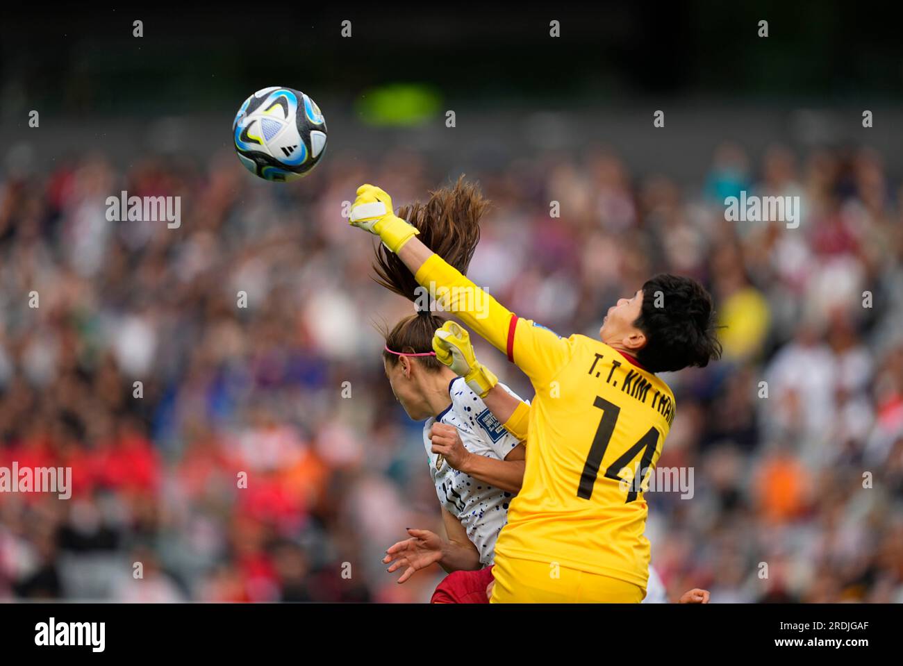 Eden Park, Auckland, Neuseeland. 22. Juli 2023. Alex Morgan (USA) und Thi Kim Thanh Tran (Vietnam) kämpfen im Eden Park, Auckland, Neuseeland, um den Ball bei einem 2023-Spiel der Gruppe E – FIFA Women's World Cup Australien und Neuseeland, USA gegen Vietnam. Kim Price/CSM (Kreditbild: © Kim Price/Cal Sport Media). Kredit: csm/Alamy Live News Stockfoto