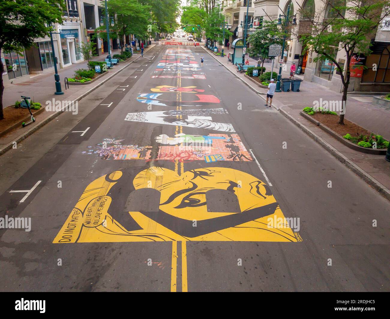 14. Juni 2020, Charlotte, North Carolina, USA: Aus Protest gegen die andauernden Rassenunruhen wird Black Lives Matter auf der Tryon Street in gemalt Stockfoto