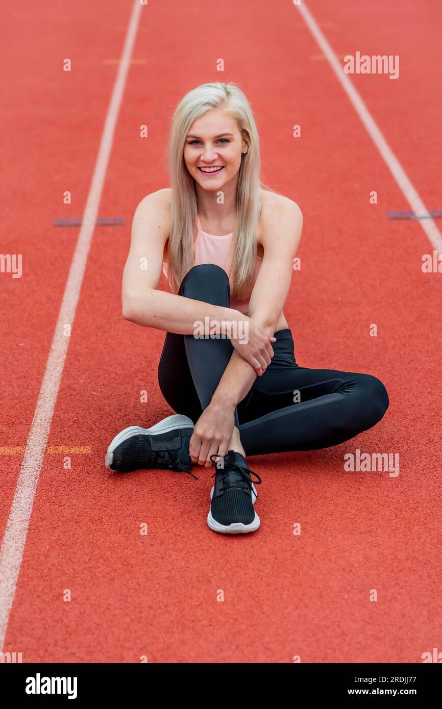 Eine wunderschöne junge College-Sportlerin bereitet sich auf ein Leichtathletiktreffen an einer örtlichen Universität vor Stockfoto