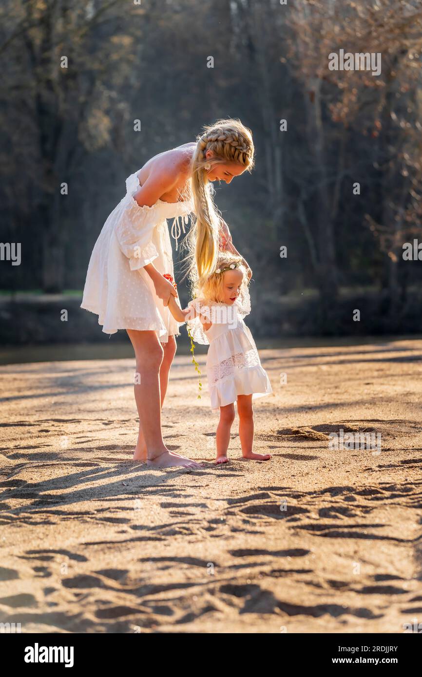 Eine wunderschöne junge Mutter und ihre Tochter genießen das Frühlingswetter Stockfoto