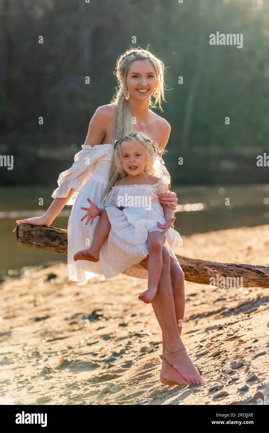 Eine wunderschöne junge Mutter und ihre Tochter genießen das Frühlingswetter Stockfoto