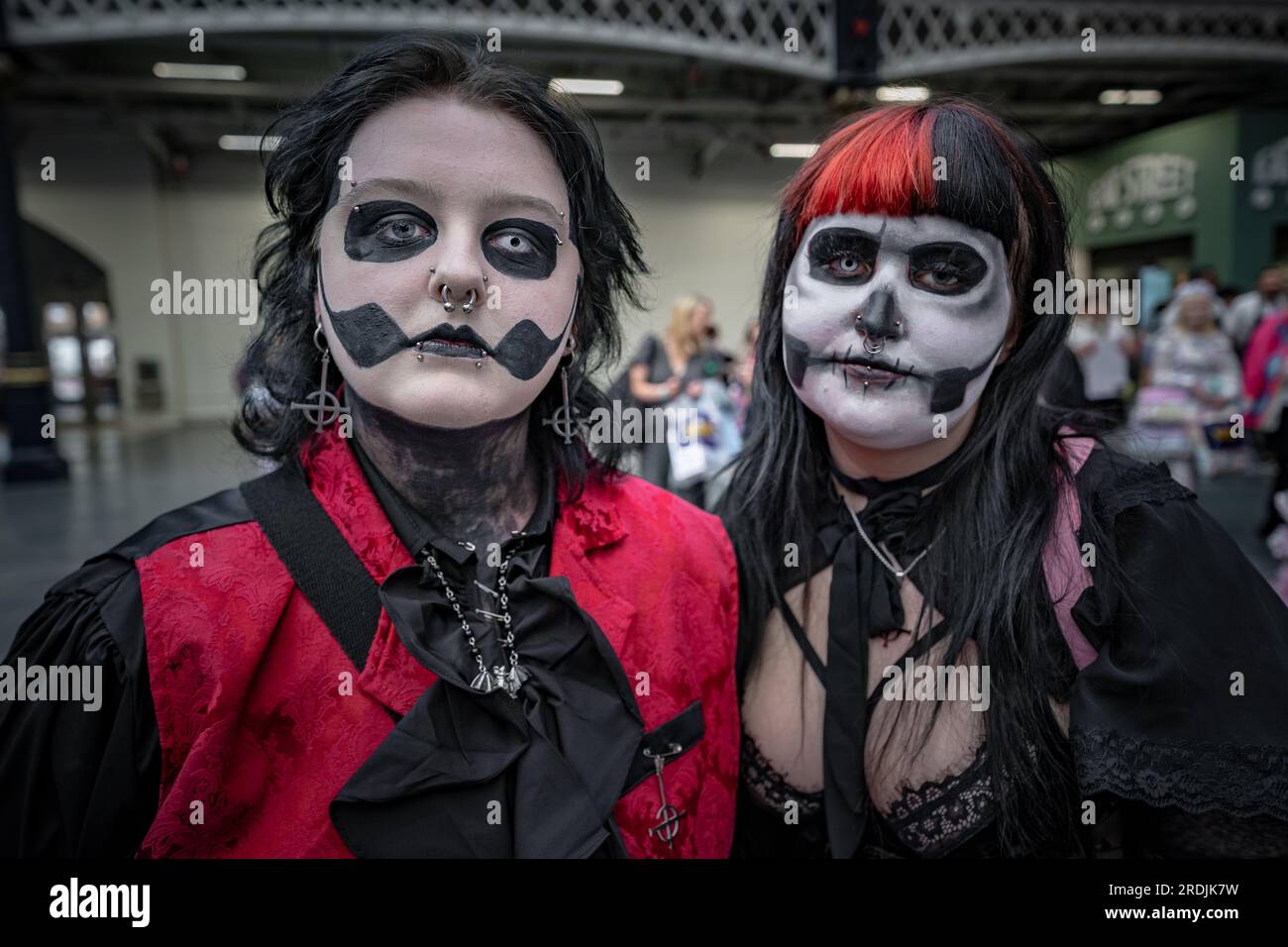 London, Großbritannien. 21. Juli 2023 Hyper Japan Festival im Olympia London. Hyper Japan bietet eine 3-tägige farbenfrohe Welt der japanischen Kultur und ist ein reichhaltiges Kulturfestival in seiner modernen und traditionellen Form, das von Hunderten von Cosplay-Bewunderern besucht wird. Am Wochenende finden hier zahlreiche Aussteller mit japanischen Themen wie Shopping, Unterhaltung, Mode und Essen statt, darunter Workshops und Seminare im Olympia-Veranstaltungsort im Westen Londons. Kredit: Guy Corbishley/Alamy Live News Stockfoto