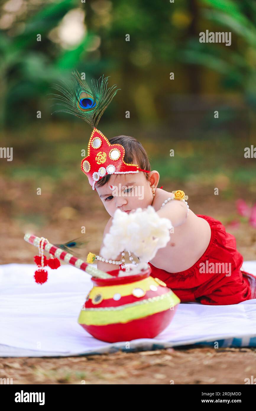 Fröhlicher Janmashtami, kleiner indischer Junge, der sich als Shri Krishna oder kanha oder kanhaiya ausgibt, mit Dahi Handi Foto Stockfoto