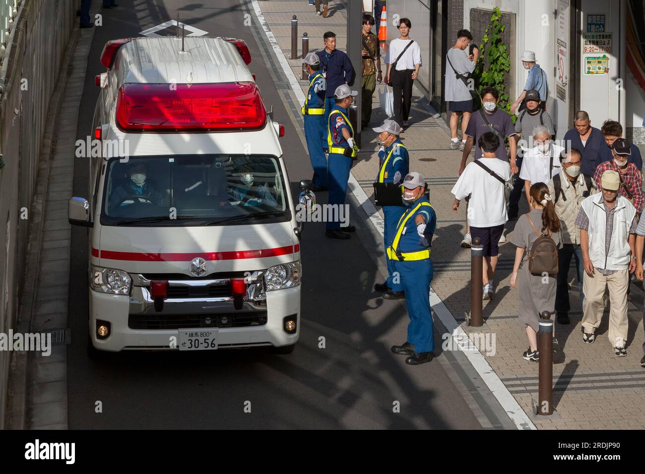 Ein japanischer Krankenwagen in einer kleinen Straße in Shinjuku, Tokio, Japan. Stockfoto