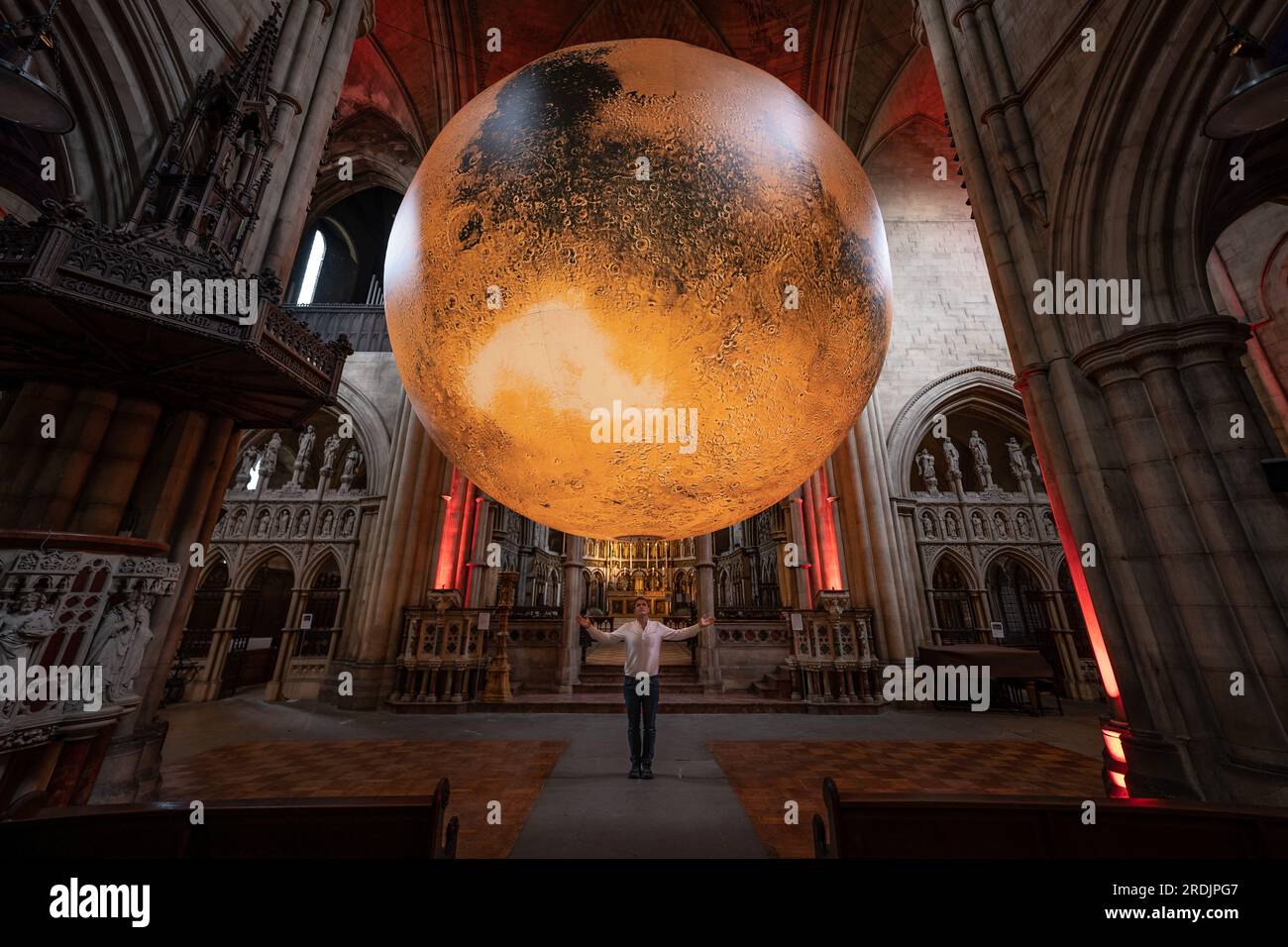 London, Großbritannien. 21. Juli 2023. Mars: War & Peace von Luke Jerram (im Bild). Eine 7 Meter breite rotierende Nachbildung des mars von Luke Jerram, die derzeit in der St. John Baptist Church ausgestellt wird. Die monumentale, hängende, intern beleuchtete Skulptur wurde unter Verwendung von NASA-Bildern mit 120dpi detaillierten Bildern der Marsoberfläche gebaut. Etwa eine Million Mal kleiner als der eigentliche Planet, stellt jeder Zentimeter der kugelförmigen Skulptur 10 Kilometer der Marsoberfläche dar. Kredit: Guy Corbishley/Alamy Live News Stockfoto