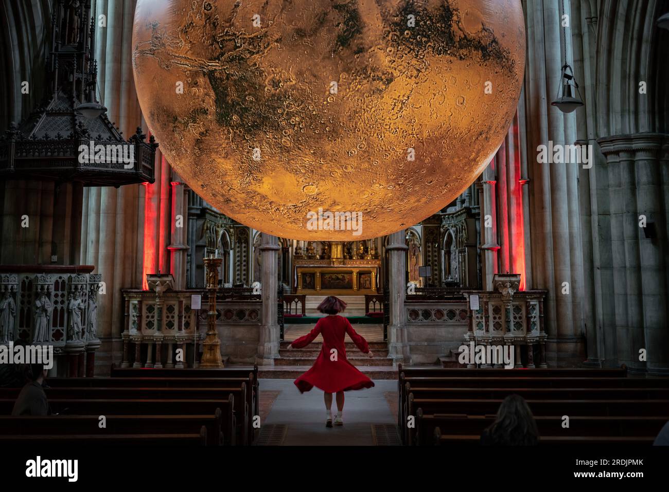 London, Großbritannien. 21. Juli 2023. Mars: War & Peace von Luke Jerram. Eine 7 Meter breite rotierende Nachbildung des mars von Luke Jerram, die derzeit in der St. John Baptist Church ausgestellt wird. Die monumentale, hängende, intern beleuchtete Skulptur wurde unter Verwendung von NASA-Bildern mit 120dpi detaillierten Bildern der Marsoberfläche gebaut. Etwa eine Million Mal kleiner als der eigentliche Planet, stellt jeder Zentimeter der kugelförmigen Skulptur 10 Kilometer der Marsoberfläche dar. Kredit: Guy Corbishley/Alamy Live News Stockfoto