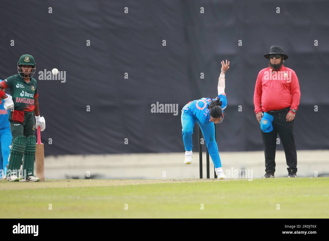 Amanjot Kaur Bowling während des dritten und letzten One Day International (ODI)-Spiels der Frauen von Bangladesch und Indien in drei Spielserien bei der Sher-e-Bang Stockfoto