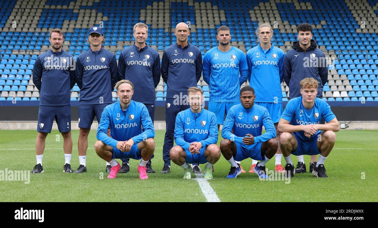 Bochum, Deutschland. 05. Juli 2023. firo: 05.07.2023, Fußball, 1. Liga, 1. Bundesliga, Staffel 2023/2024, VfL Bochum, Training, Eröffnungsschulung, Coach Thomas LETSCH und Co-Coach Markus FELDHOFF mit den Neuankömmlingen, Topgoalwart Niclas THIEDE, Noah LOOHEI, Bottom from Left Lukas DASCHNER, Felix PASSLACK, Moritz-Broni KWARTENG, Mats PANNEW IT/dpa/Alamy Live News Stockfoto