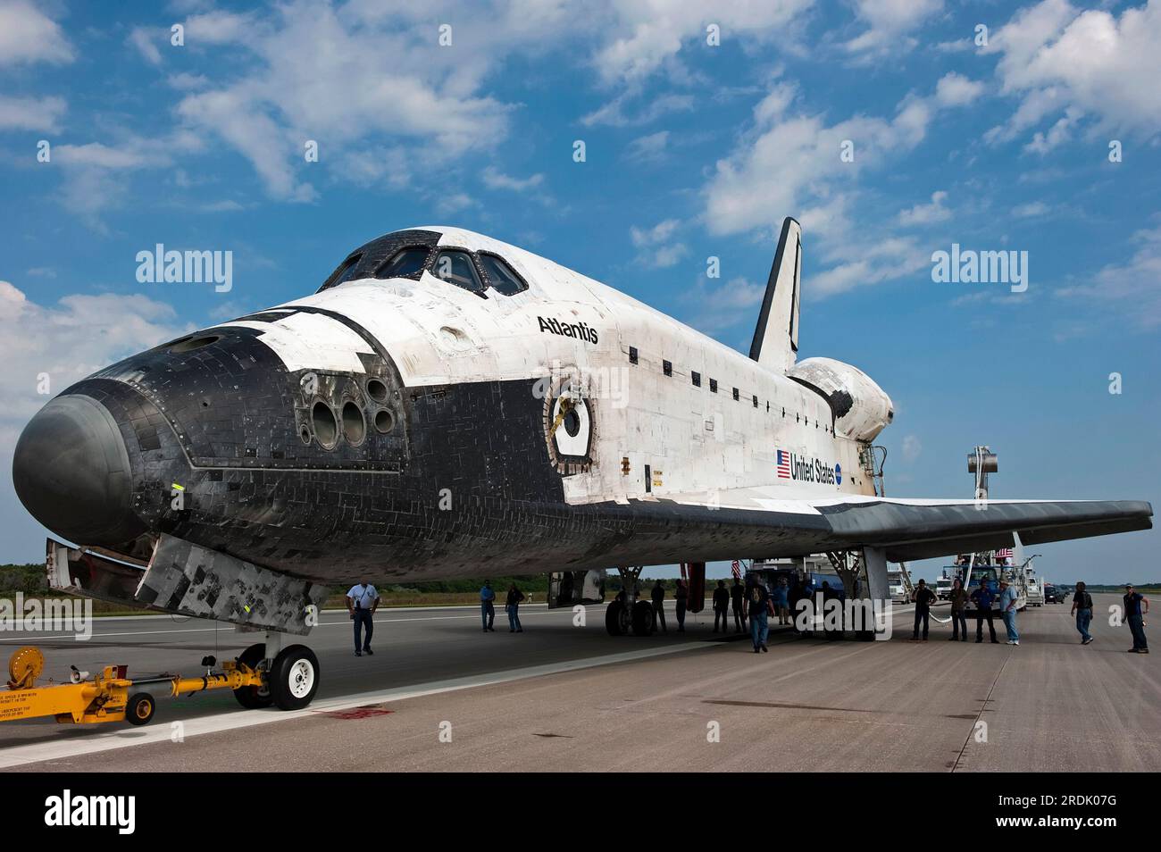 NASA-Mitarbeiter schleppen das Space Shuttle Atlantis von der Shuttle Landing Facility zum letzten Mal zu einer Orbiter Processing Facility im Kennedy Space Center, nachdem sie die Mission STS-135 am Donnerstag, den 21. Juli 2011 in Cape Canaveral, Brevard County, FL, USA, abgeschlossen haben. Atlantis hat insgesamt 307 Tage im Weltraum verbracht, 4.848 Mal die Erde umkreist und 125.935.769 Meilen zurückgelegt, seit er 1985 zum ersten Mal in Betrieb genommen wurde. (APEX MediaWire Foto von Kim Shiflett/NASA) Stockfoto