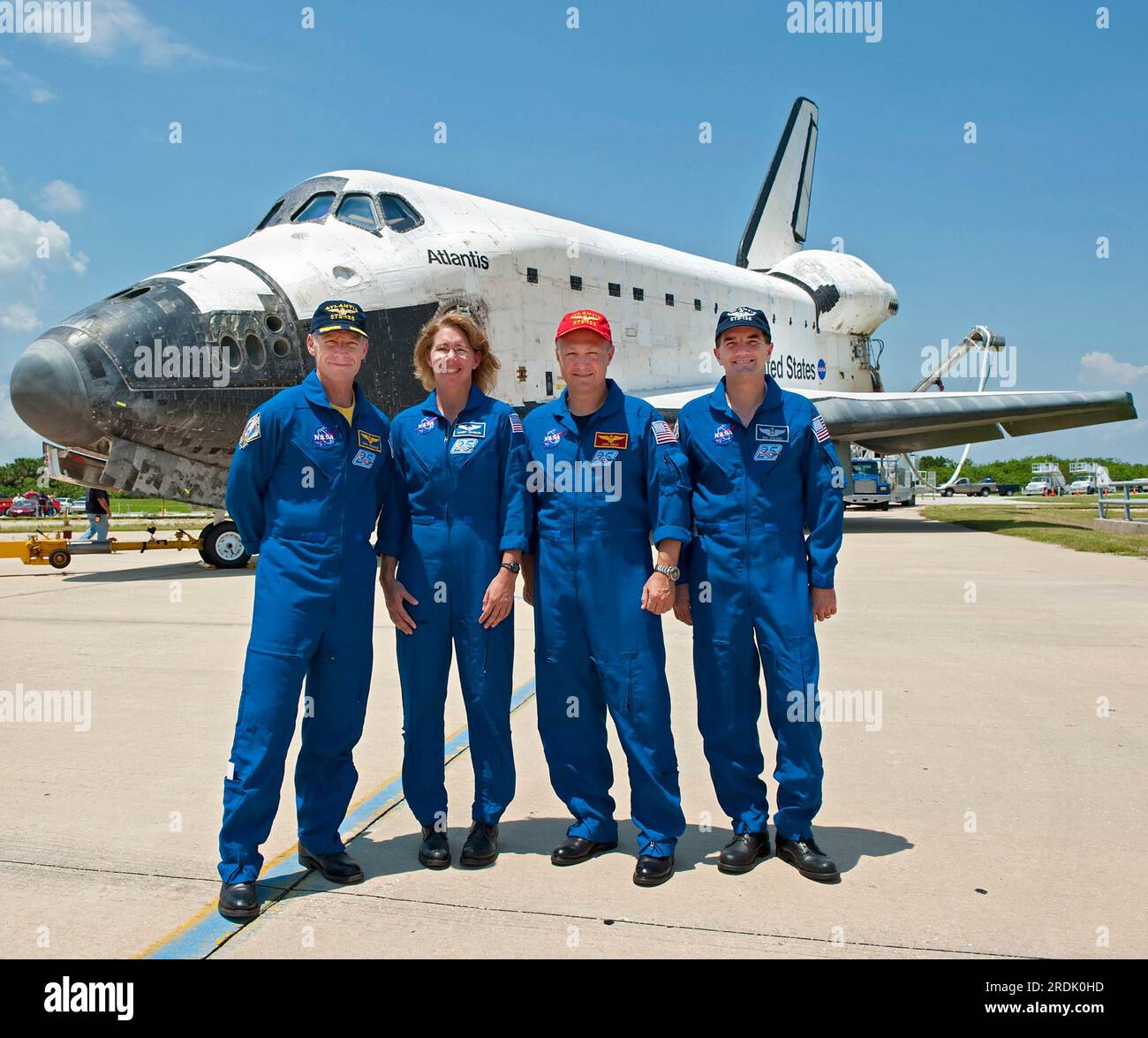 National Aeronautics and Space Administration Astronauts (von links) Commander Chris Ferguson aus Philadelphia, PA, Missionsspezialist Sandy Magnus aus Belleville, IL, Pilot Doug Hurley aus Endicott, NY, Und Missionsspezialist Rex Walheim aus Redwood City, CA, posieren für ein Gruppenfoto vor dem Space Shuttle Orbiter Atlantis nach Abschluss der Mission STS-135 am Donnerstag, 21. Juli 2011 im Kennedy Space Center in Cape Canaveral, Brevard County, FL, USA. STS-135 war die letzte Mission des 30 Jahre alten Space Shuttle-Programms der NASA. (APEX MediaWire Foto von Kim Shiflett/NASA) Stockfoto