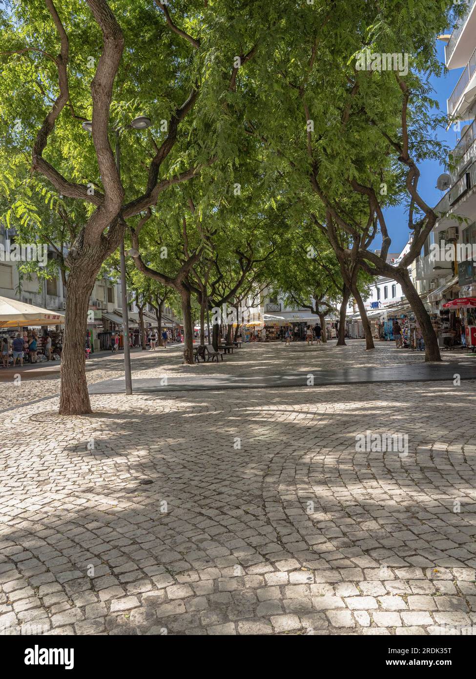 Touristenläden und Apartments Avenue da Liberdade Albufeira Portugal Stockfoto