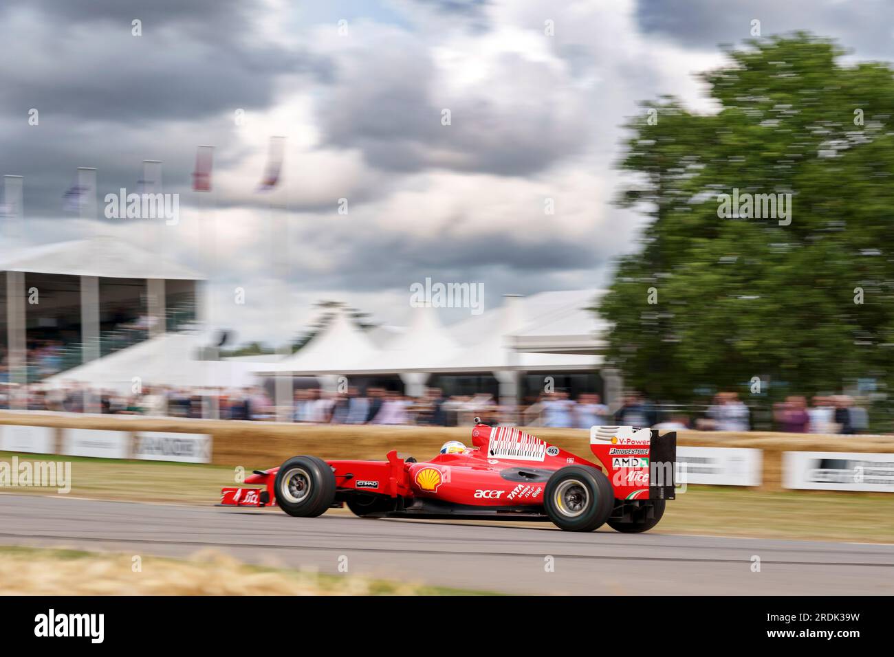 Der klassische Ferrari F1 Racing Car fährt beim Goodwood Festival of Speed 2023 den Hügel hinauf Stockfoto