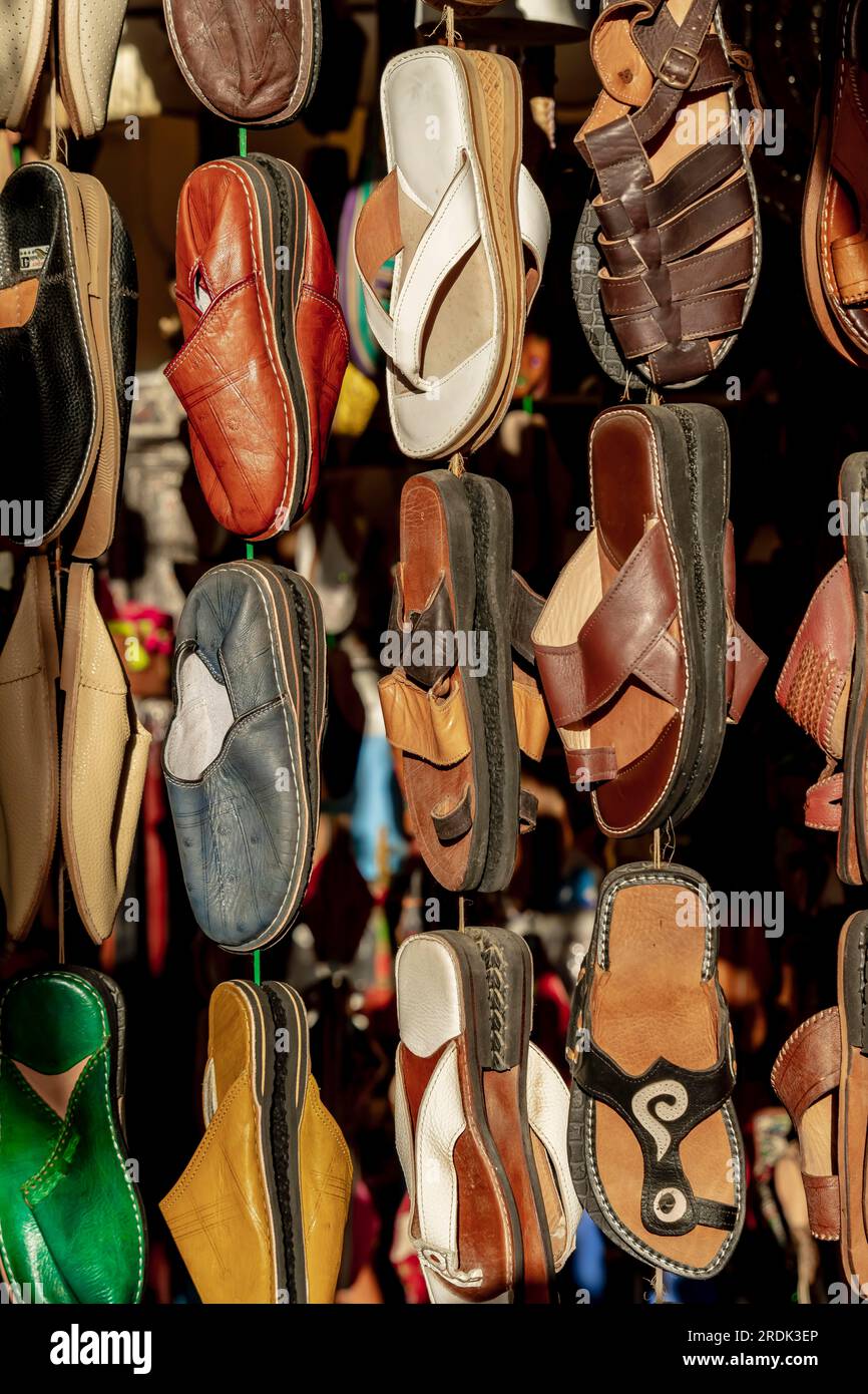Schuhe werden von einem lokalen Händler auf einem Markt in Marokko verkauft Stockfoto