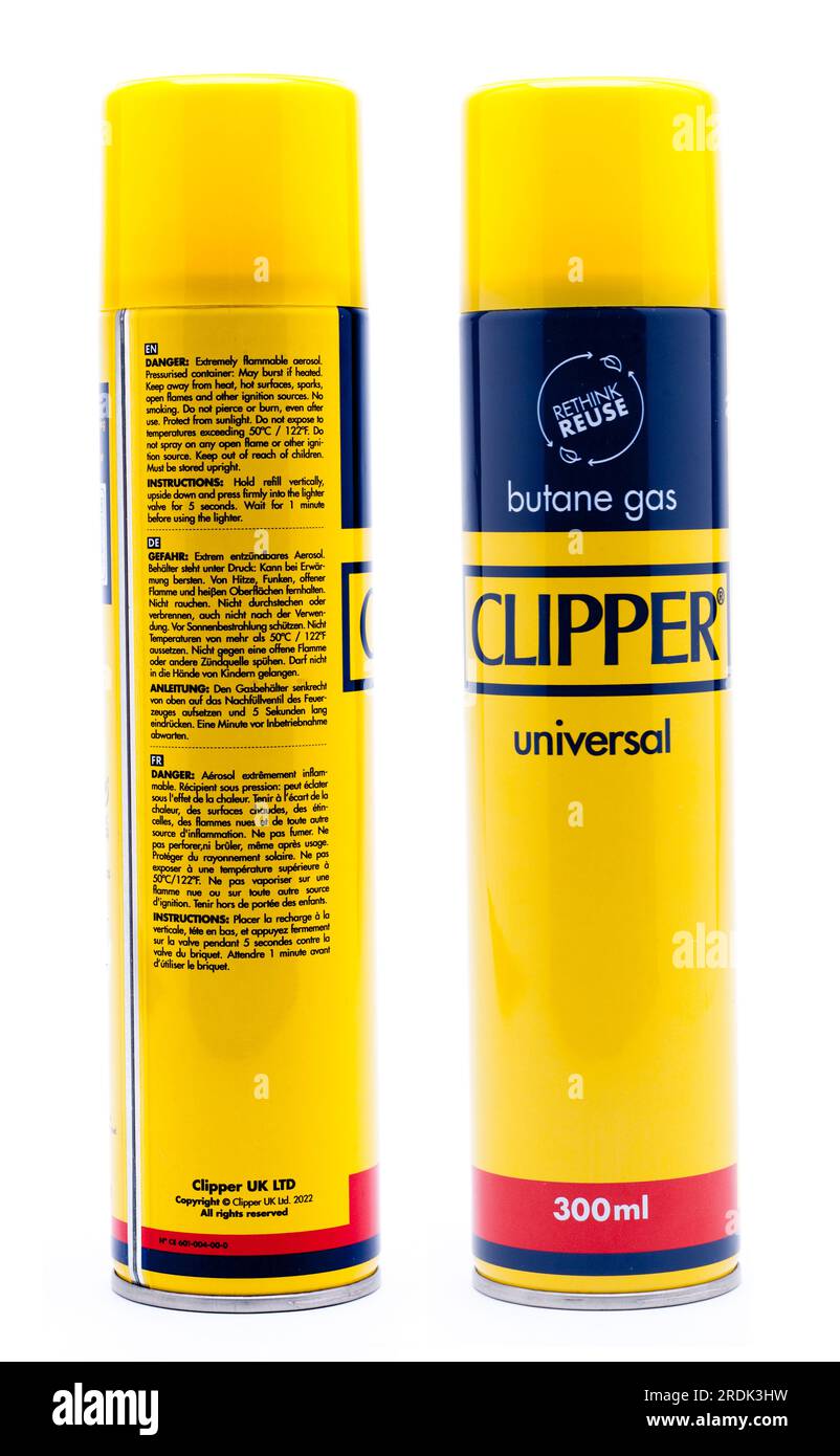 Zwei 300-ml-Behälter mit Universal Valve Butan Gas Lighter Refill Fluid. Eine zeigt Informationen auf der Rückseite des Behälters Stockfoto