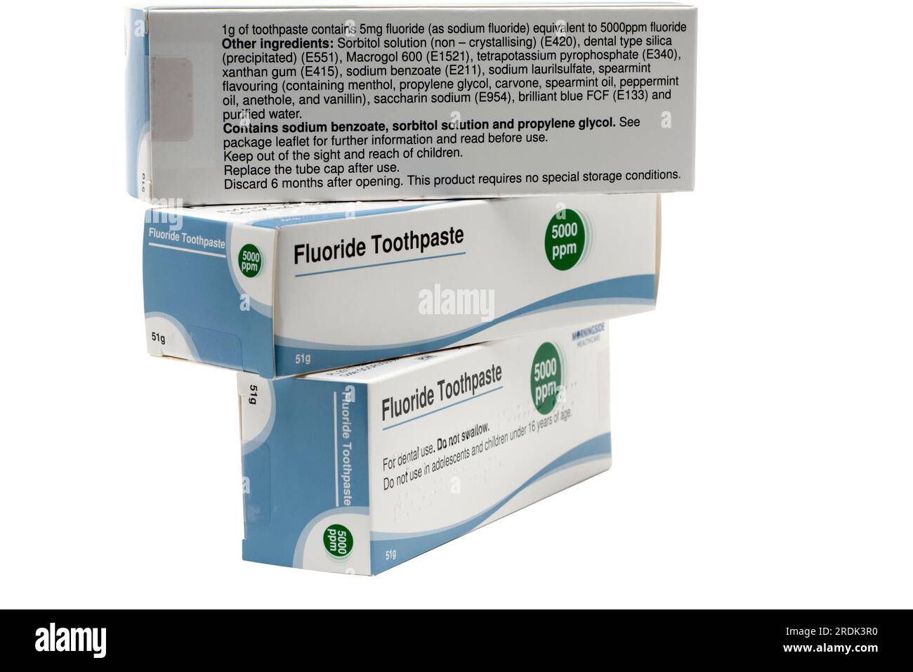 Drei 51g-Packungen mit 5000 ppm Fluorid-Zahnpasta mit Informationen Inhaltsstoffe Stockfoto