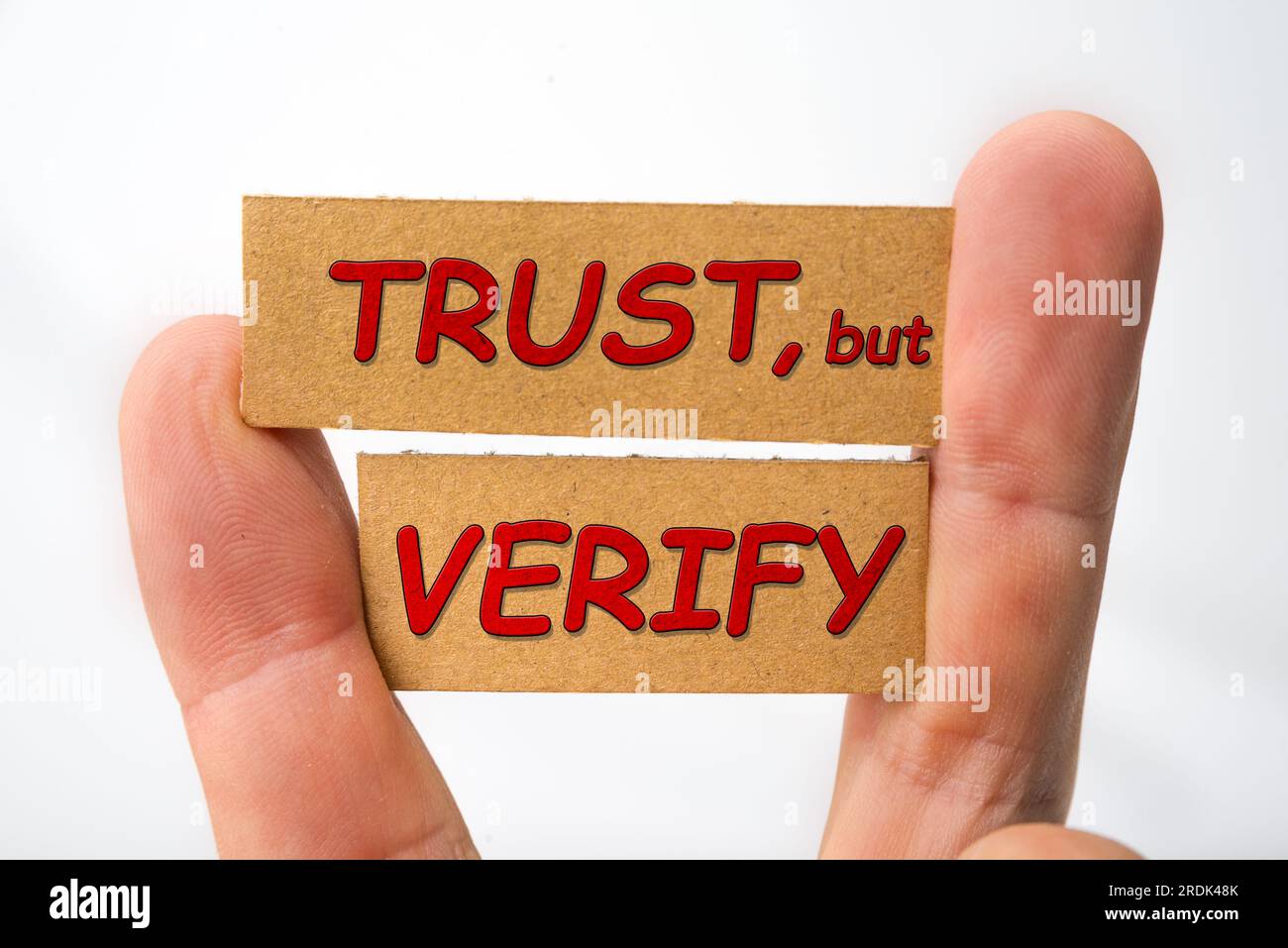 Vertrauen, aber überprüfen Sie das Schild auf einem weißen Stockfoto